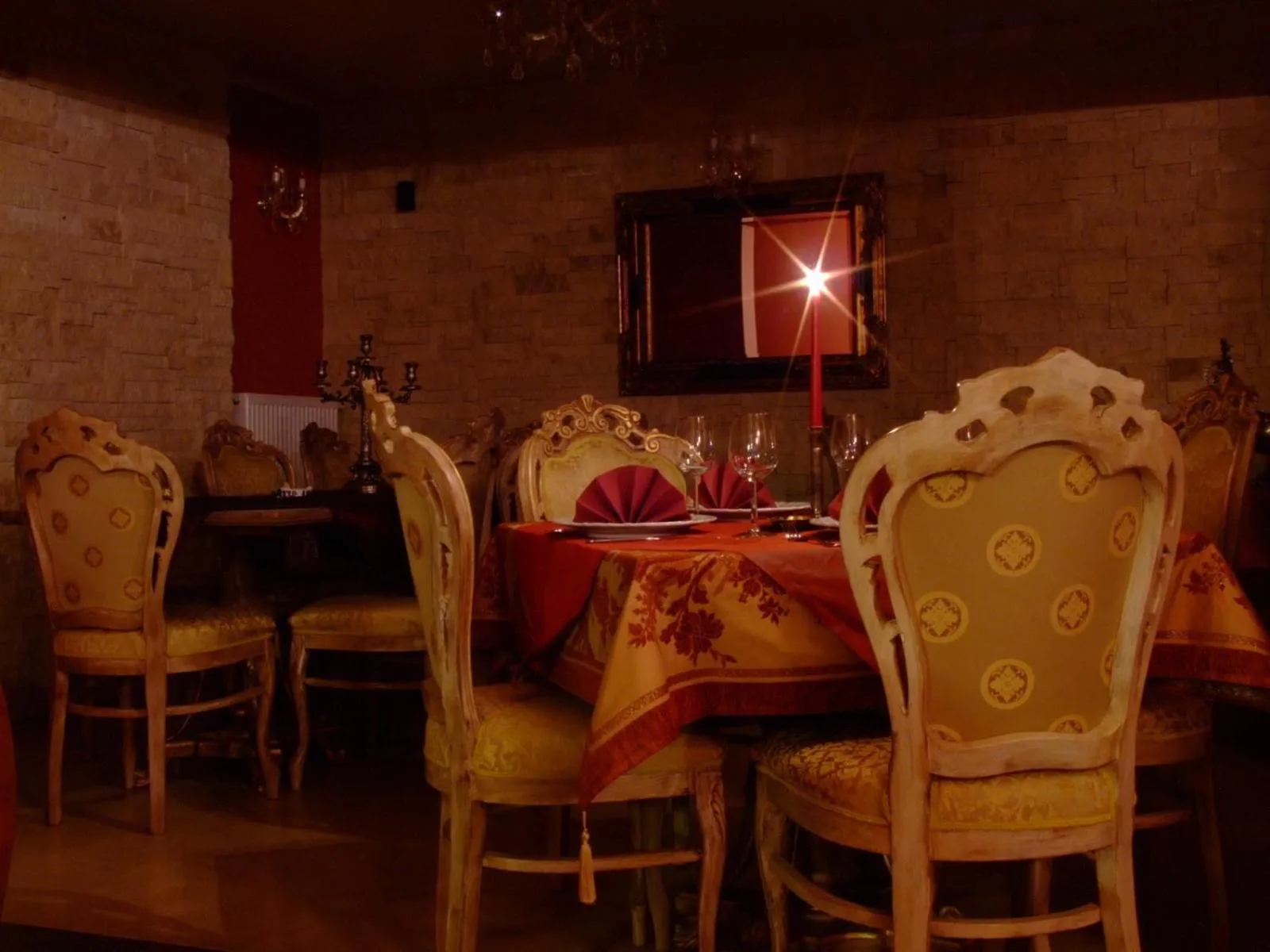 Restaurant/places to eat in Hotel Royal