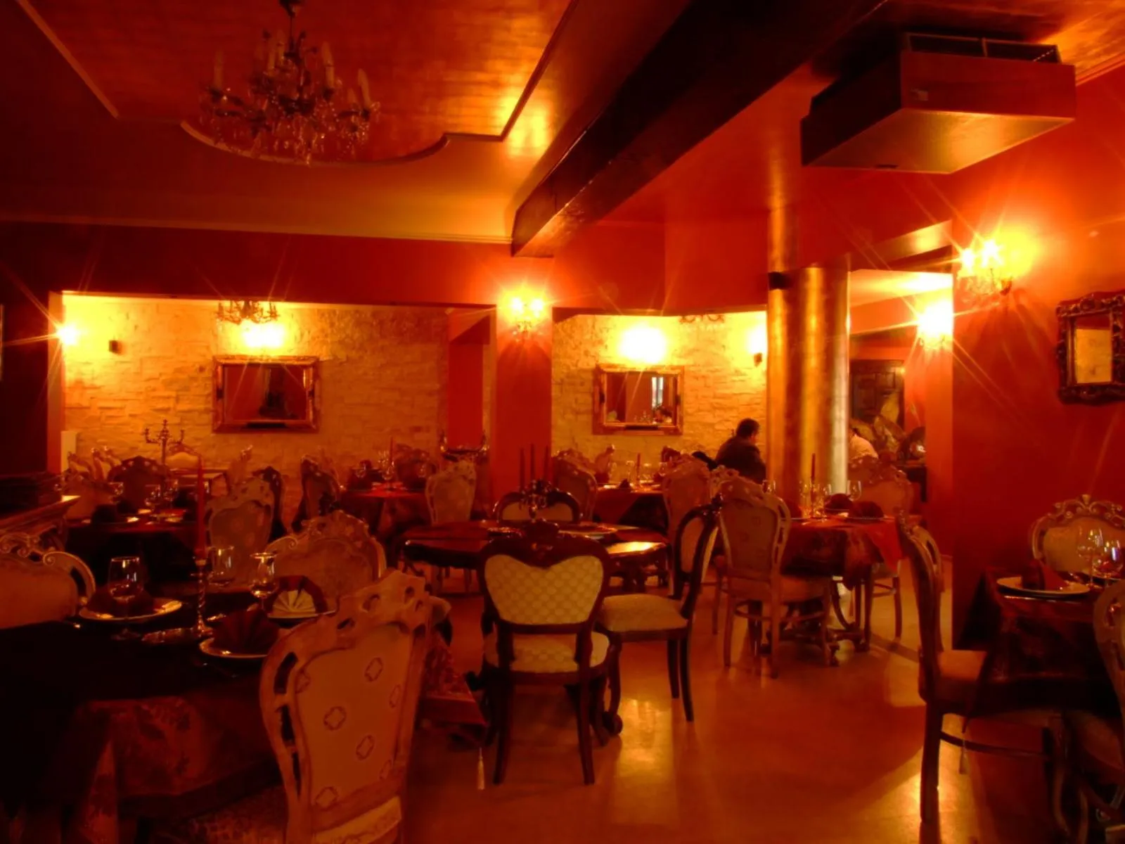 Restaurant/places to eat in Hotel Royal