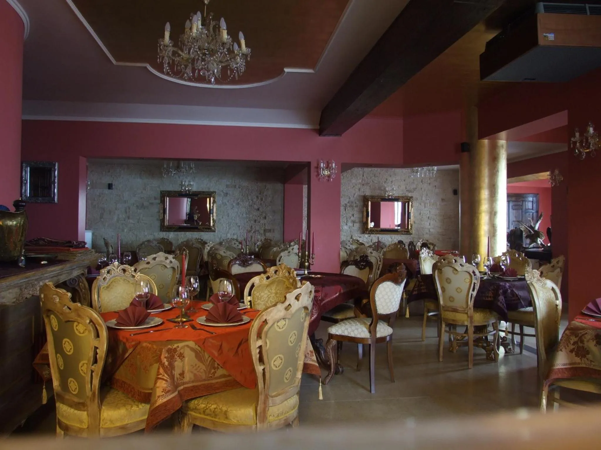 Restaurant/places to eat in Hotel Royal