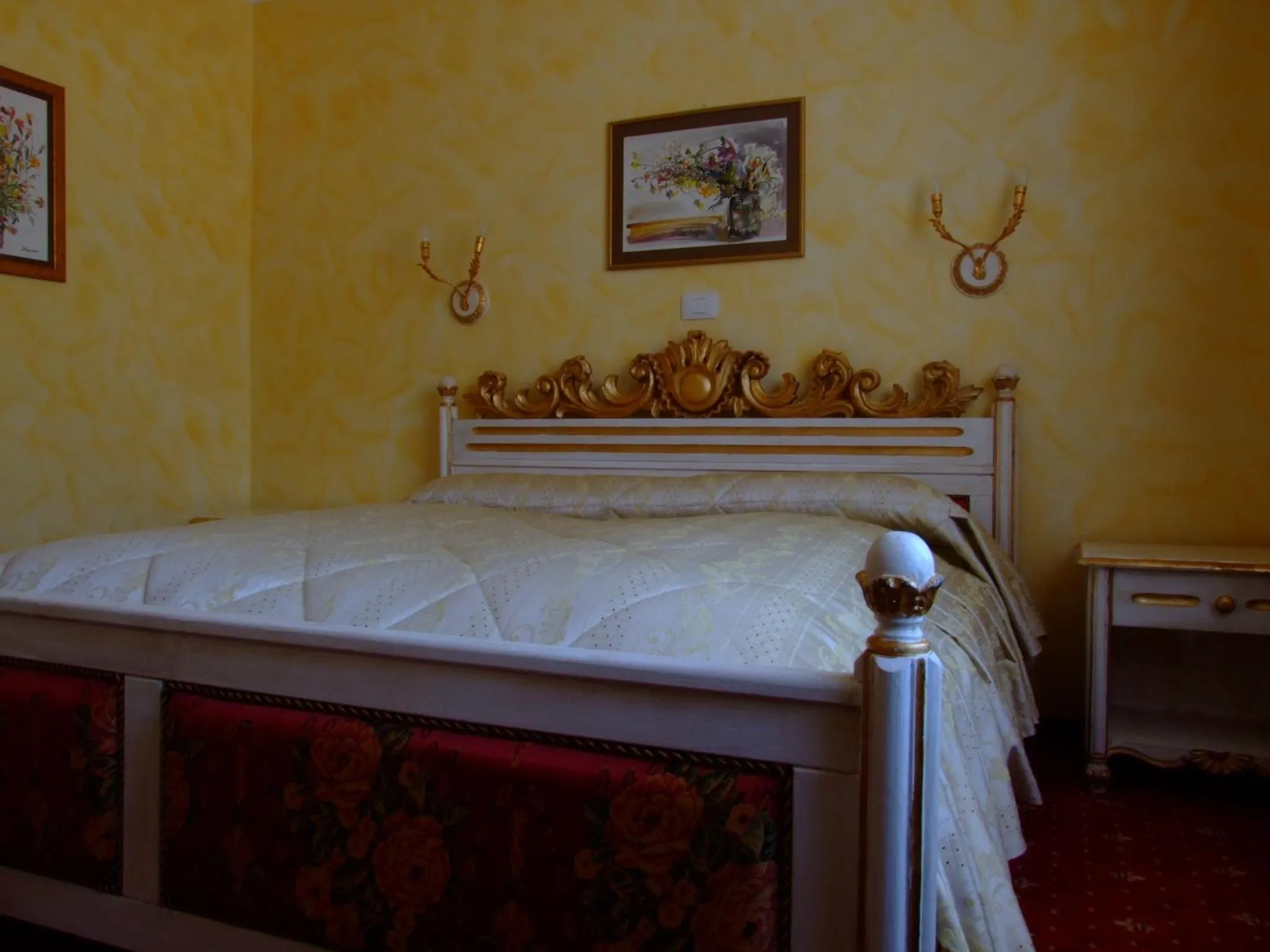 Photo of the whole room, Bed in Hotel Royal