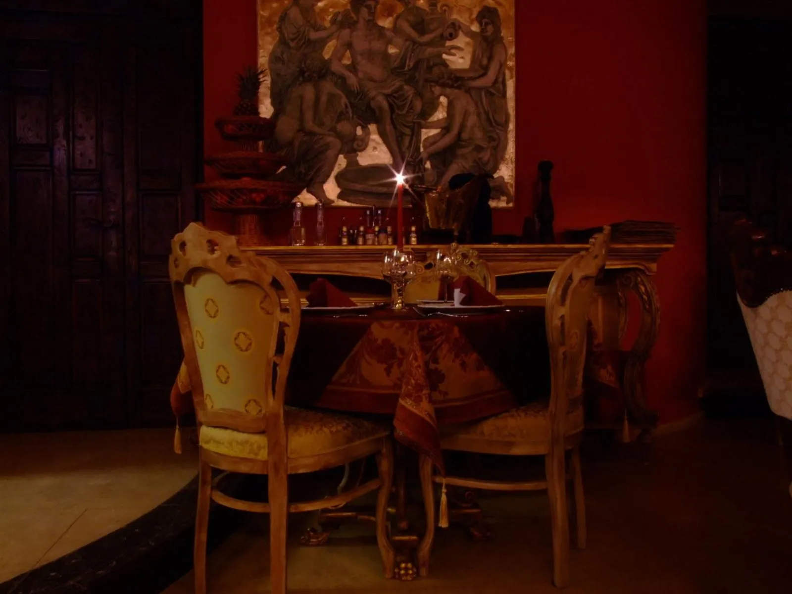 Restaurant/places to eat in Hotel Royal