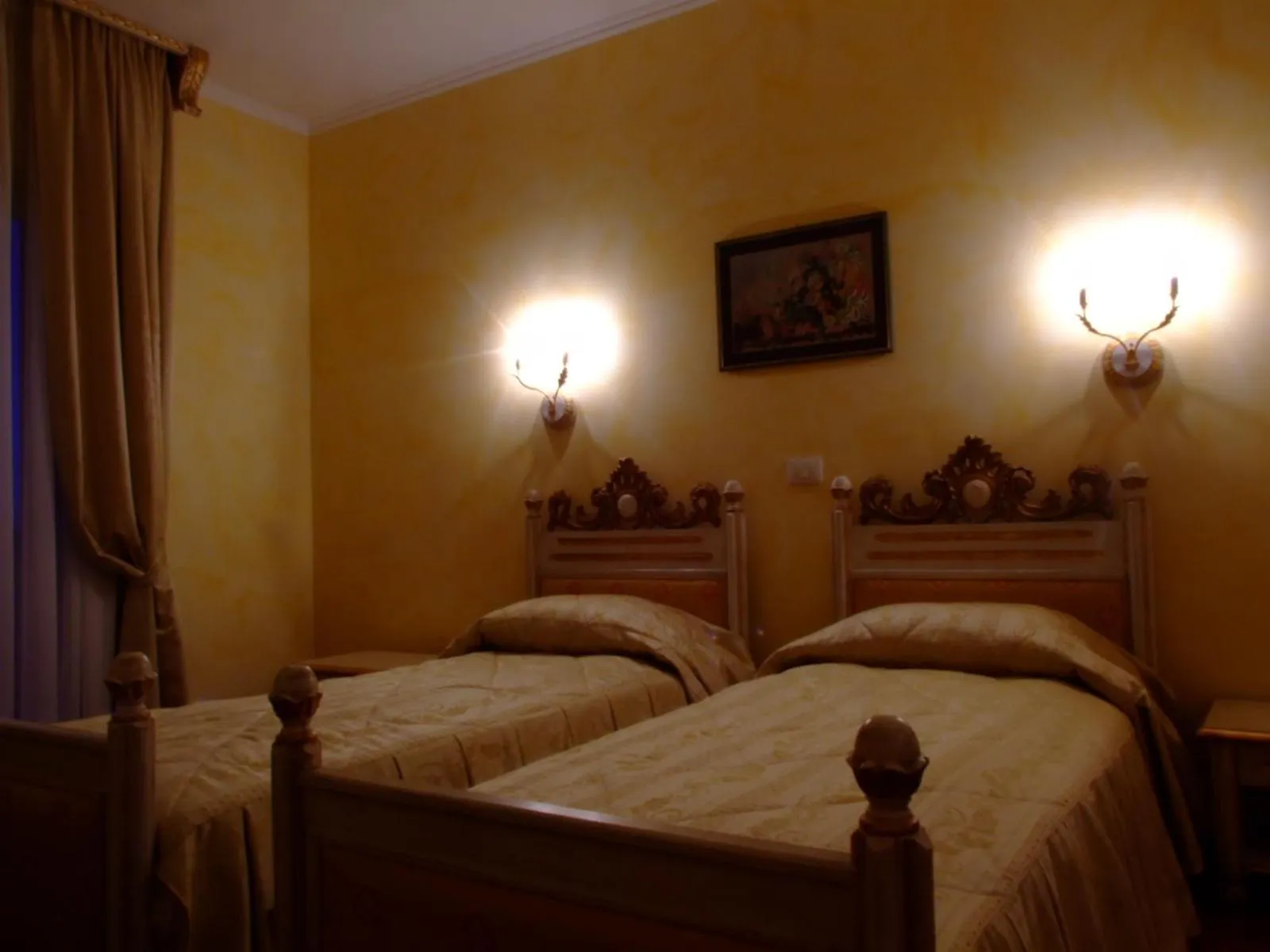 Photo of the whole room, Bed in Hotel Royal