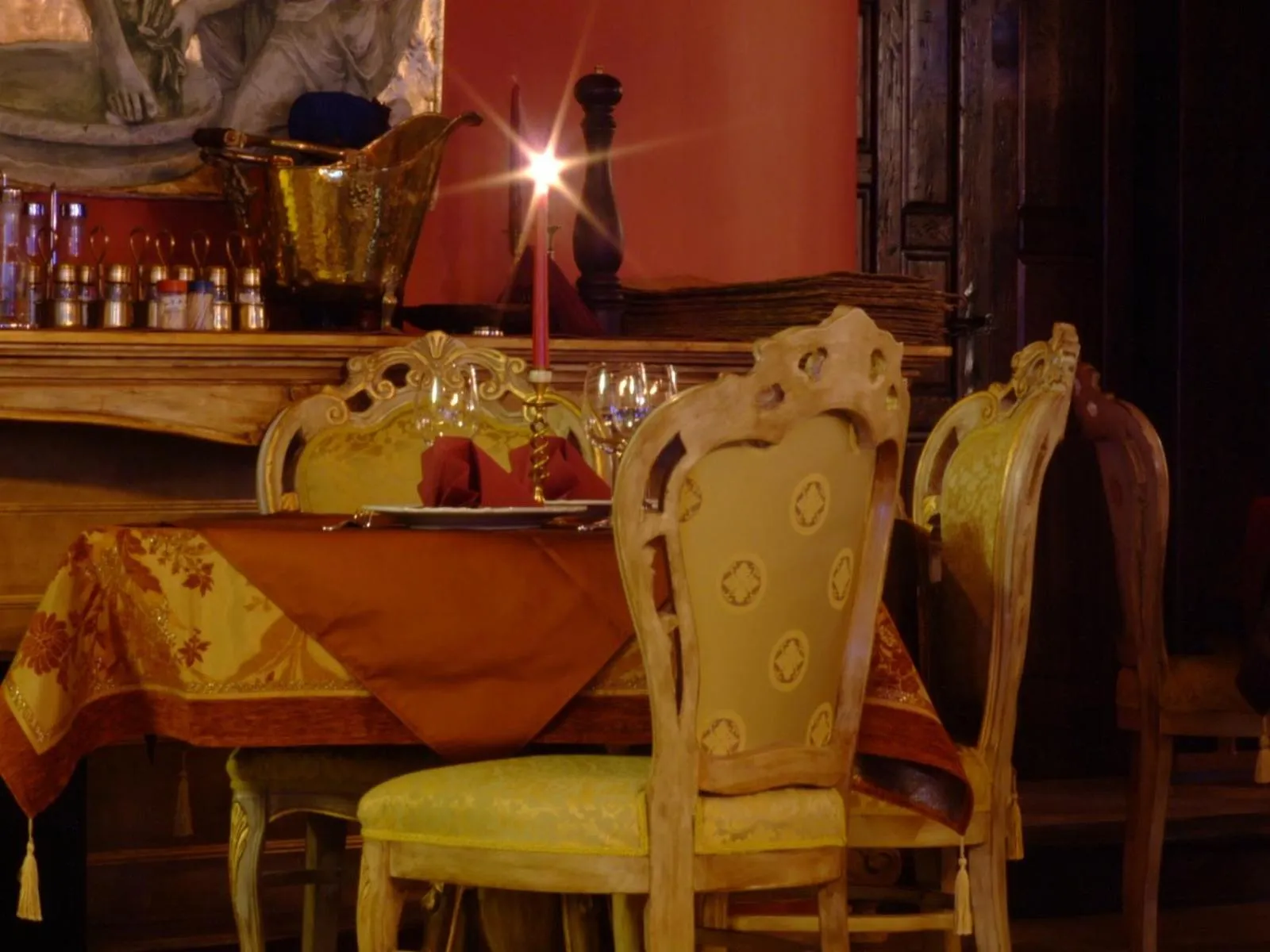 Restaurant/places to eat in Hotel Royal