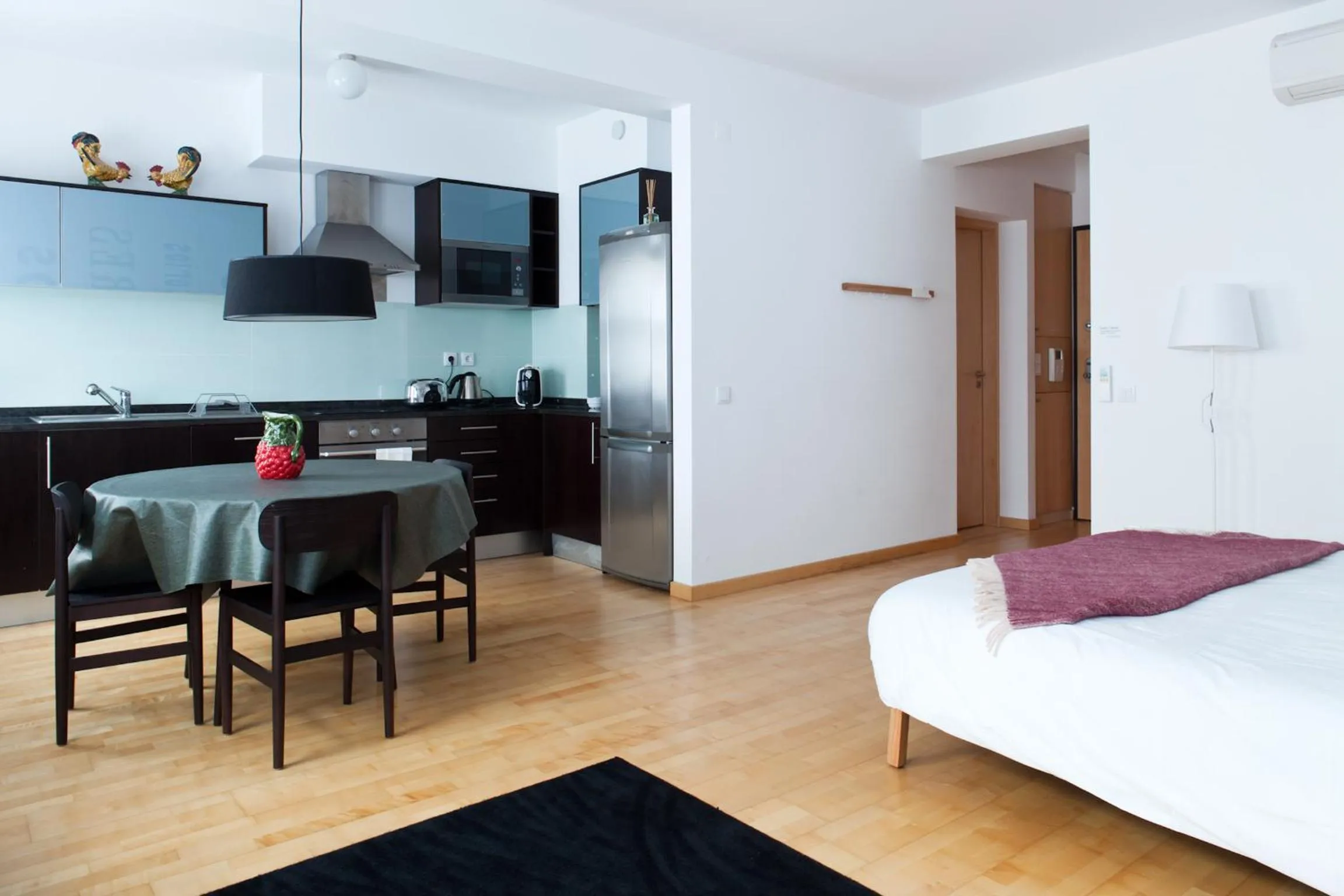 Kitchen or kitchenette, Bed in The Lisbonaire Apartments