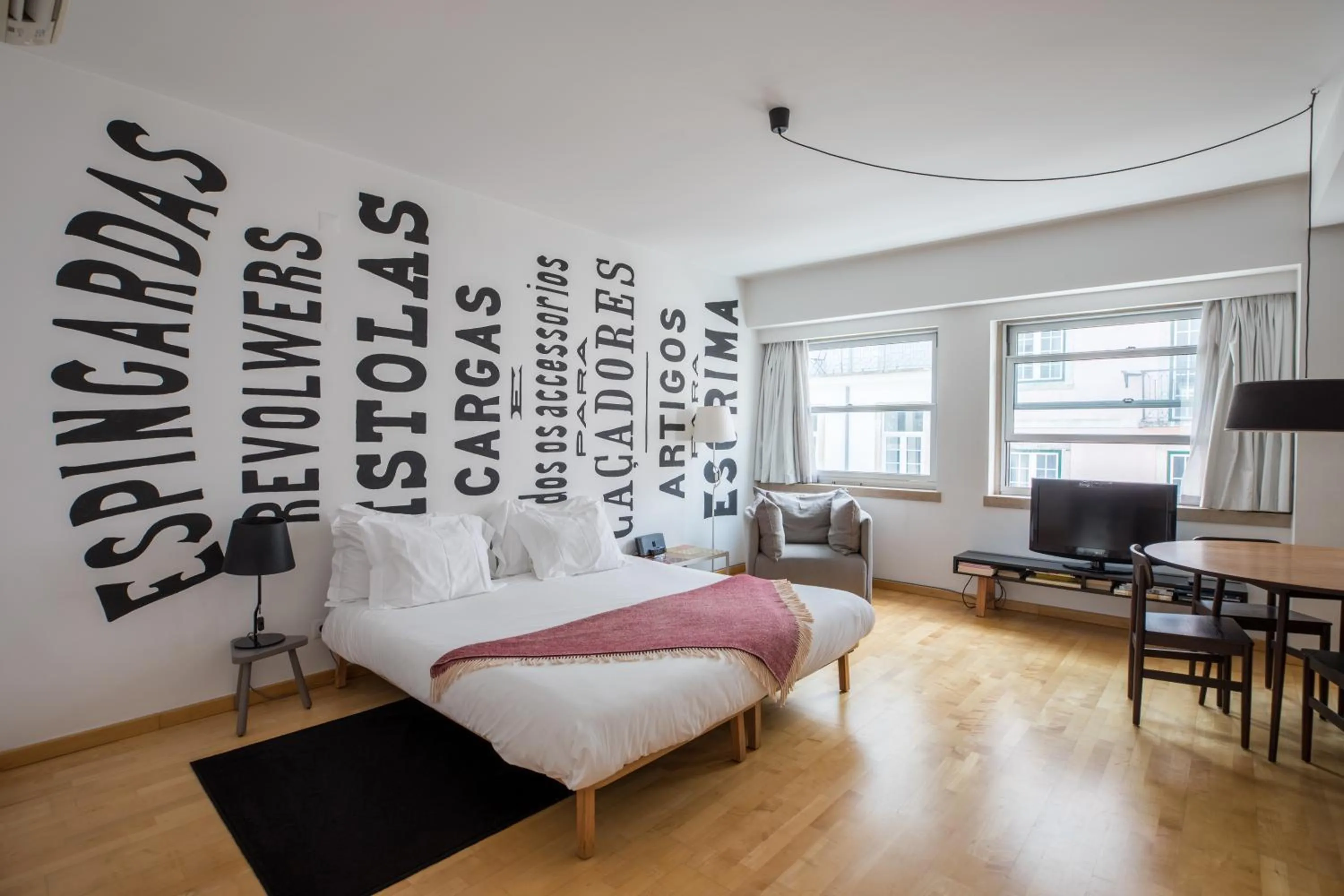 Bedroom, Bed in The Lisbonaire Apartments