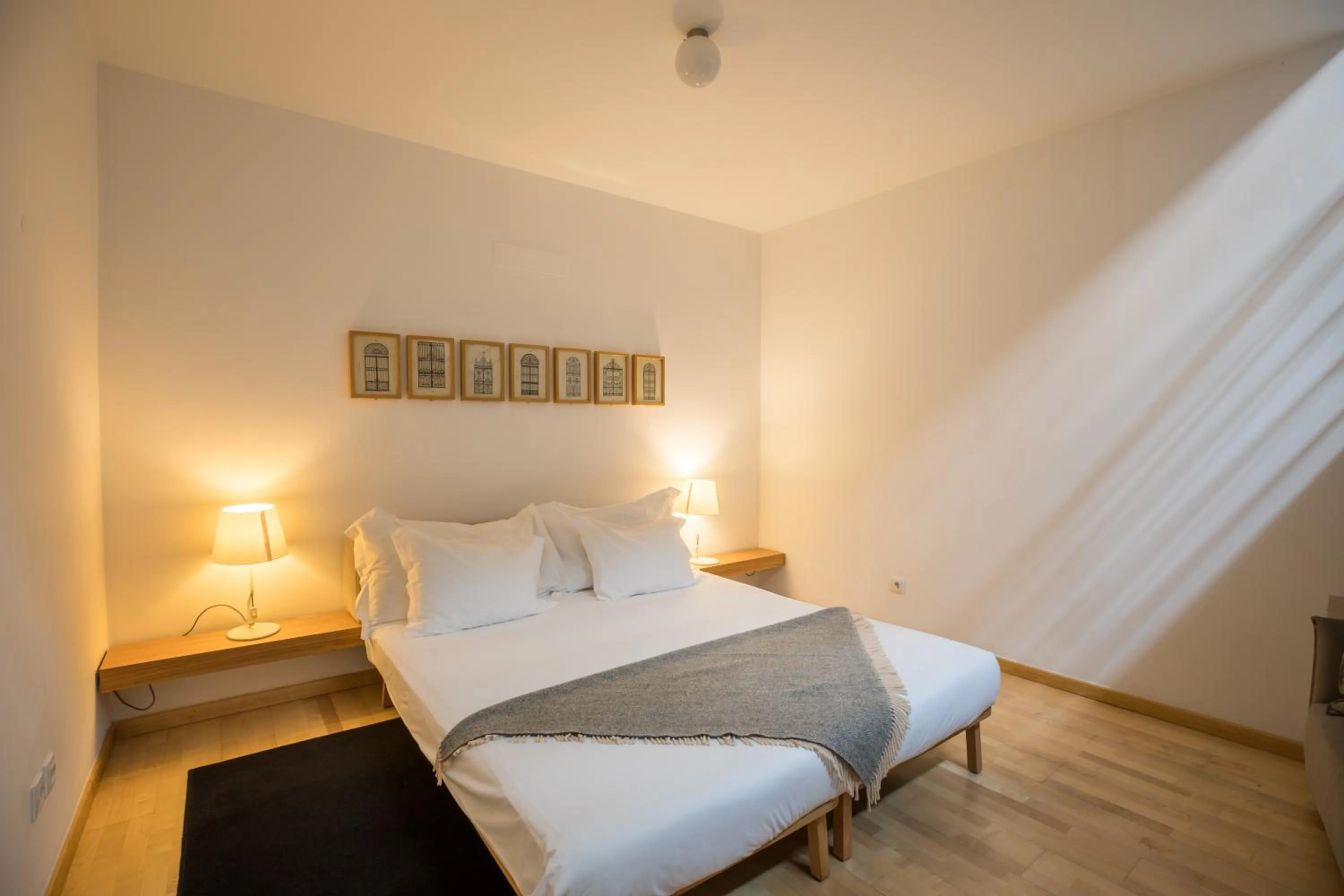 Bed in The Lisbonaire Apartments