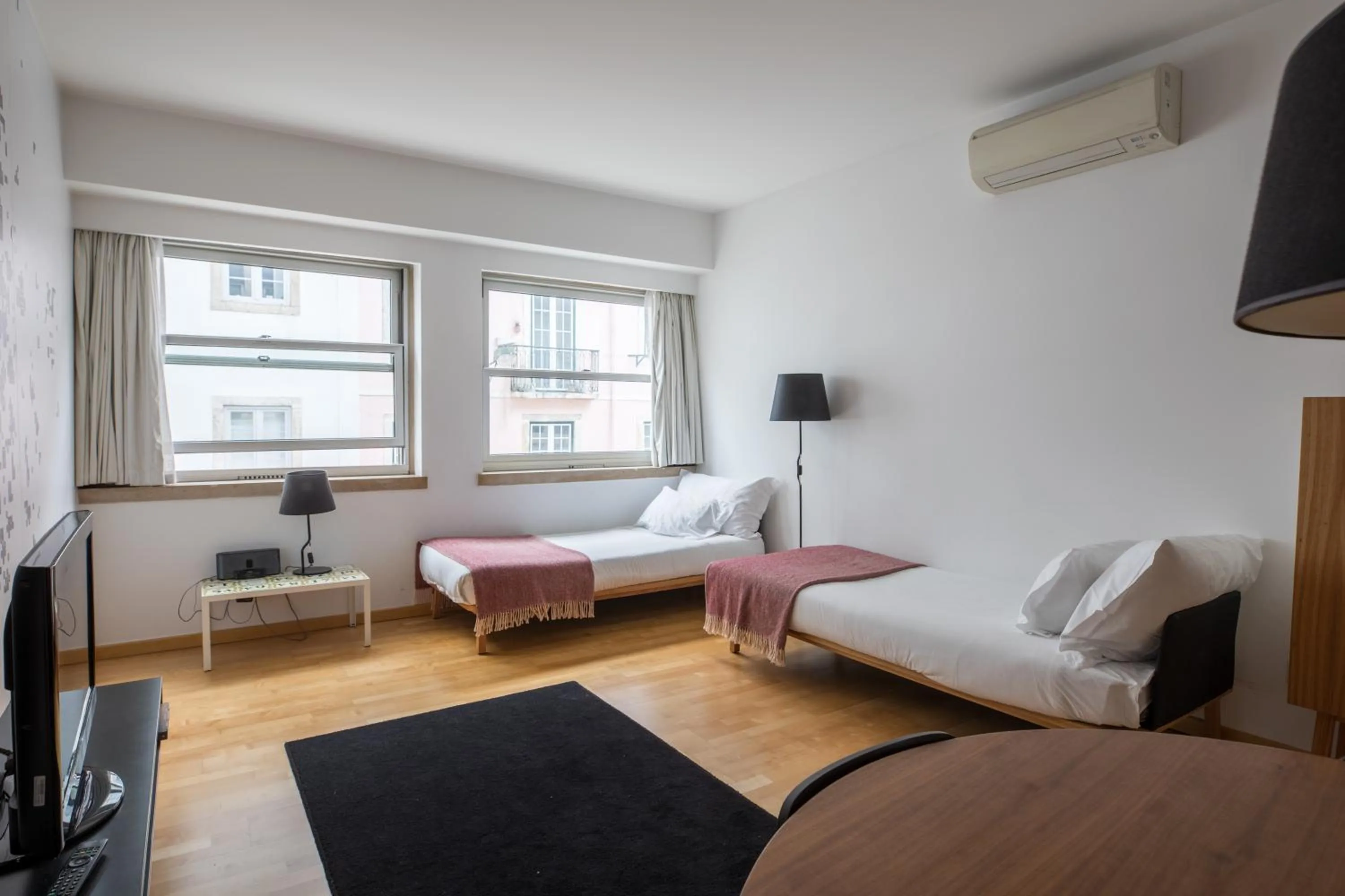 Living room, Bed in The Lisbonaire Apartments