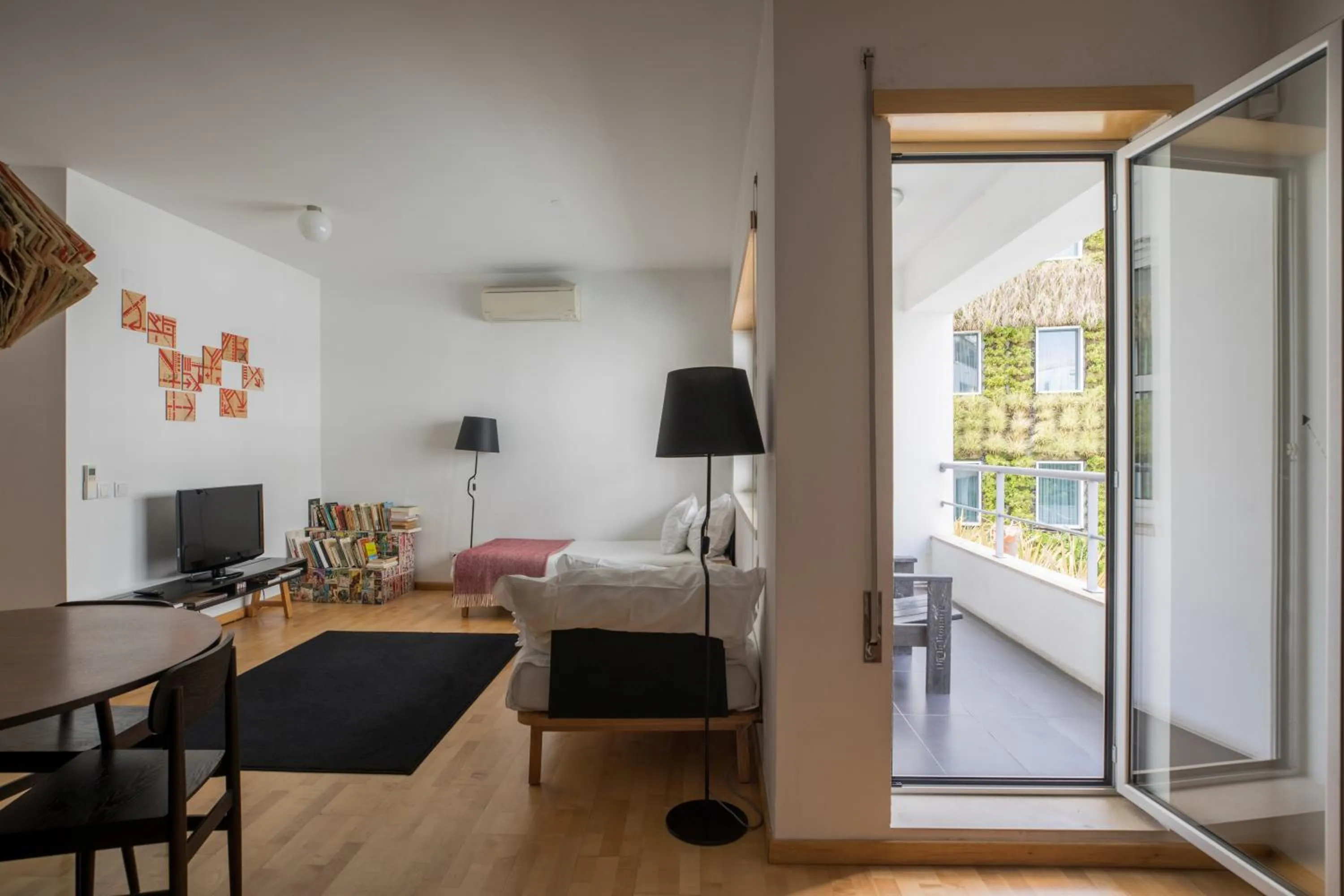 Balcony/Terrace, Bed in The Lisbonaire Apartments