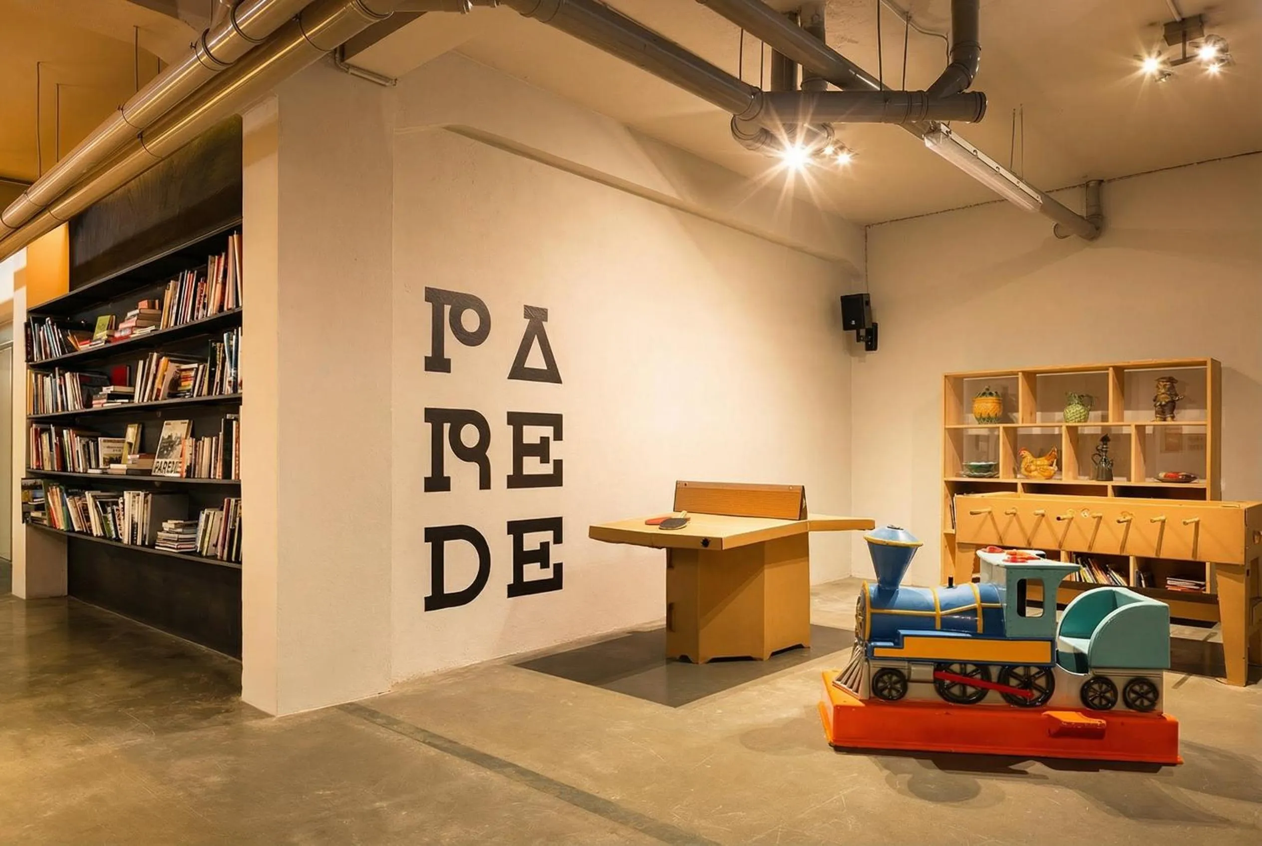 Library in The Lisbonaire Apartments