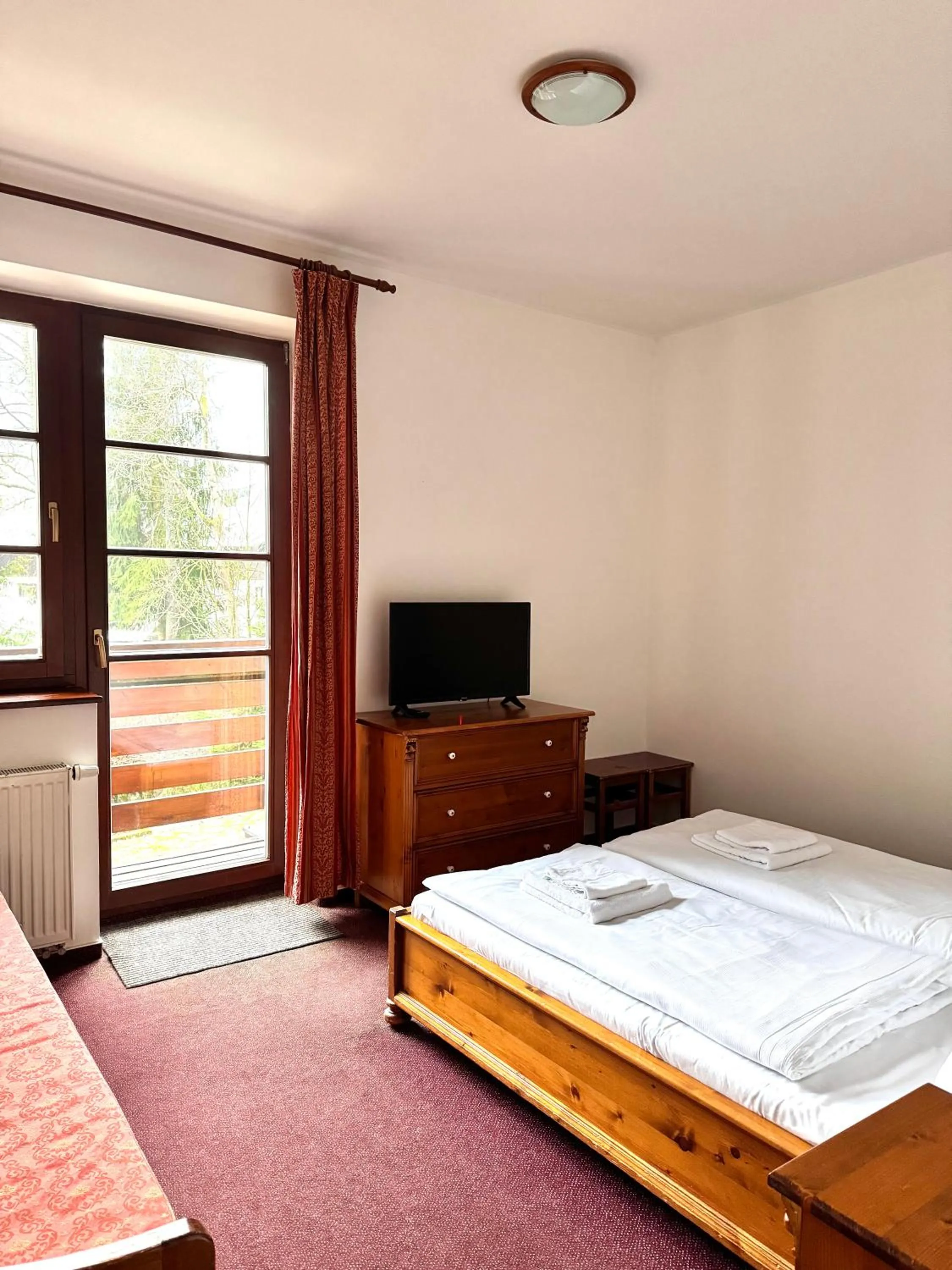 Communal lounge/ TV room, Bed in Sport hotel POMI