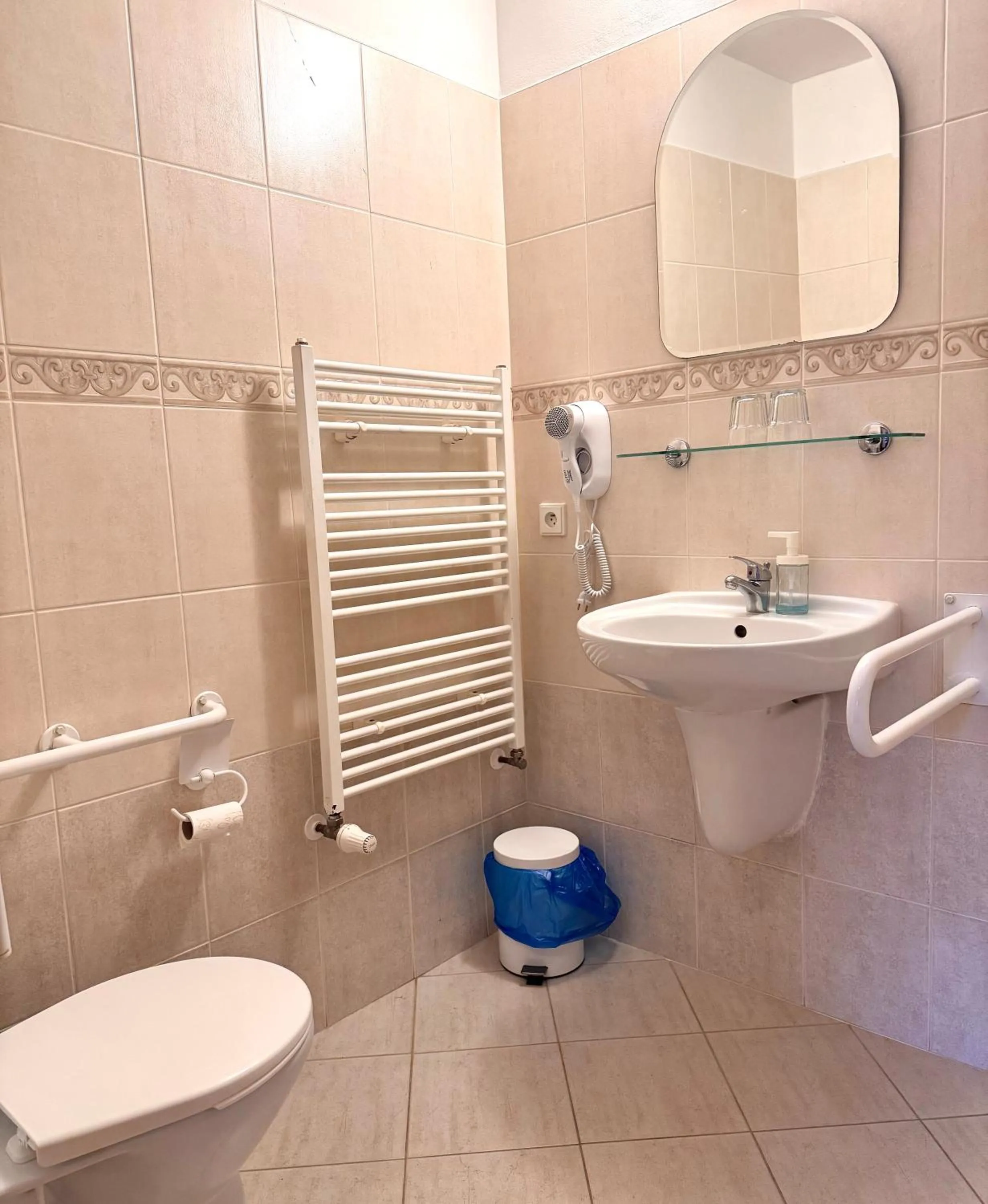 Toilet in Sport hotel POMI