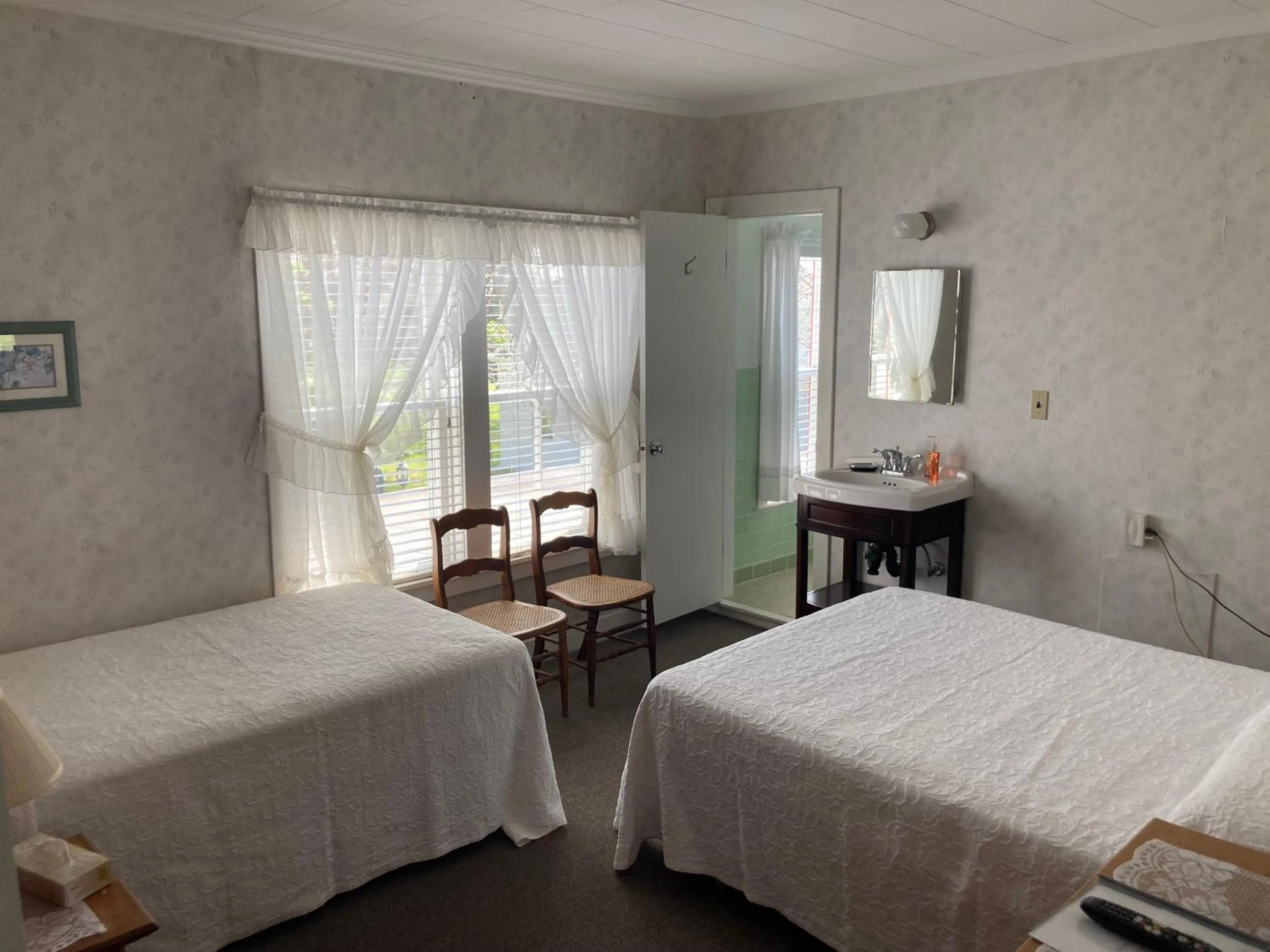 Shaw's Hotel & Cottages