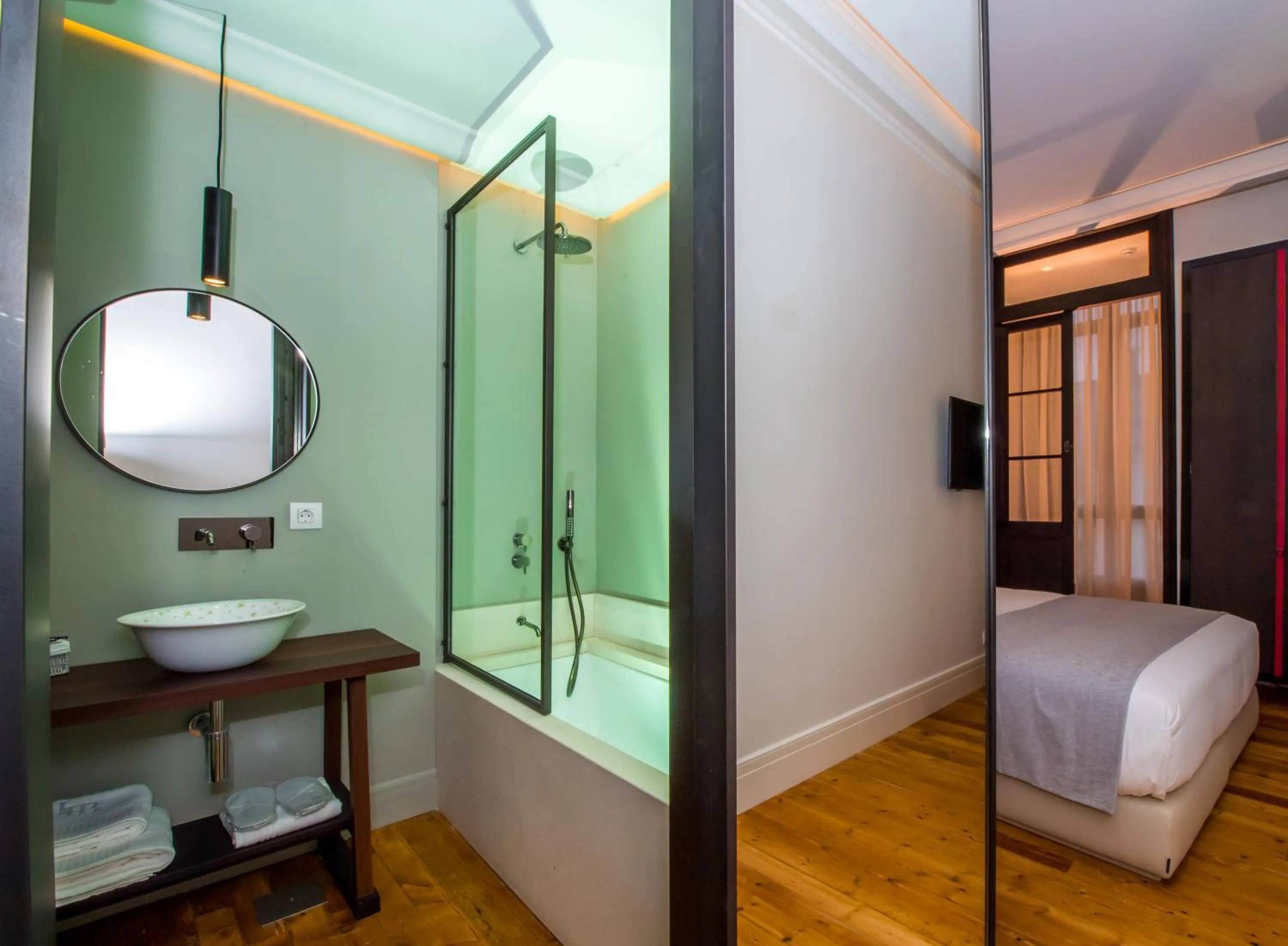 Shower, Bathroom in Hotel Boutique Loriente