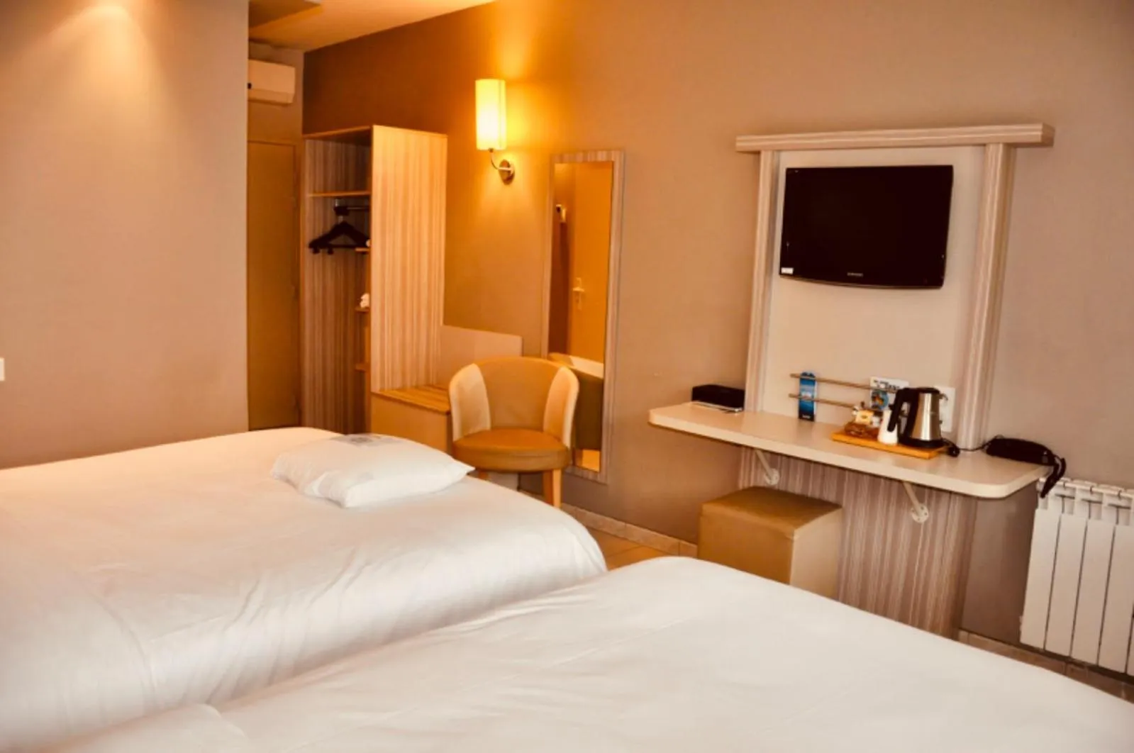 Property building, Bed in Kyriad Toulouse Sud - Roques