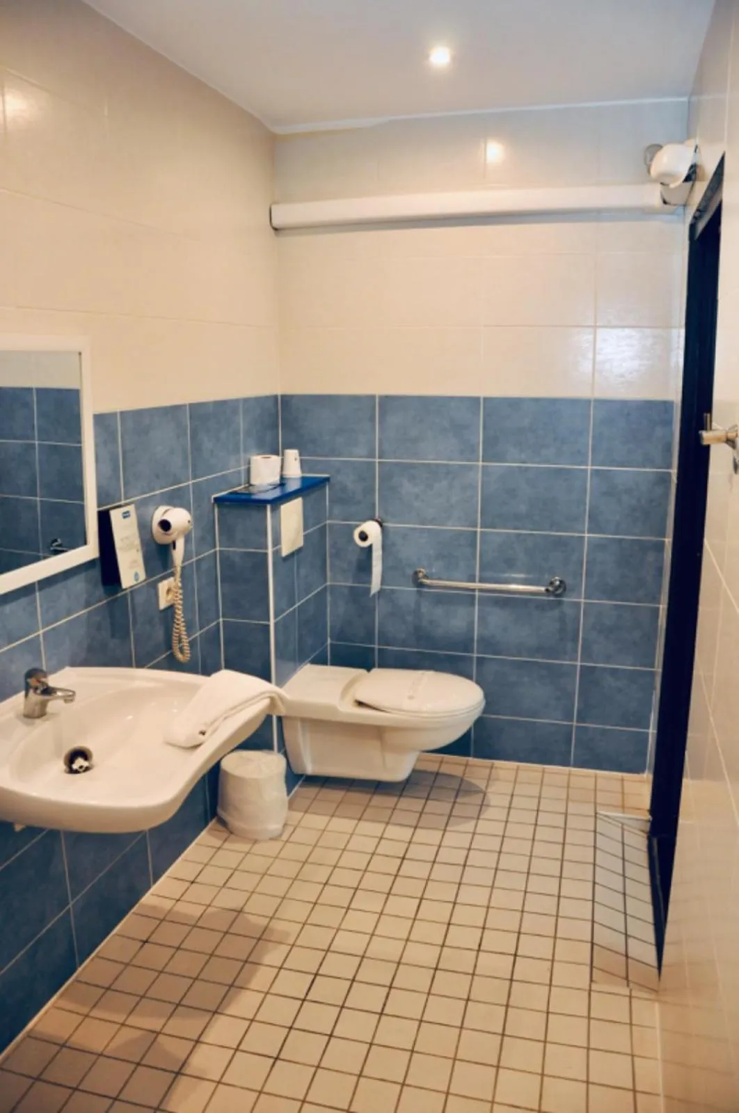 Toilet in Kyriad Toulouse Sud - Roques