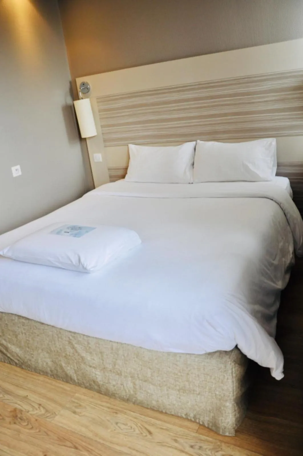 Bedroom, Bed in Kyriad Toulouse Sud - Roques