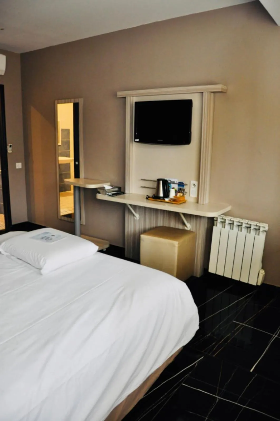 TV and multimedia, Bed in Kyriad Toulouse Sud - Roques