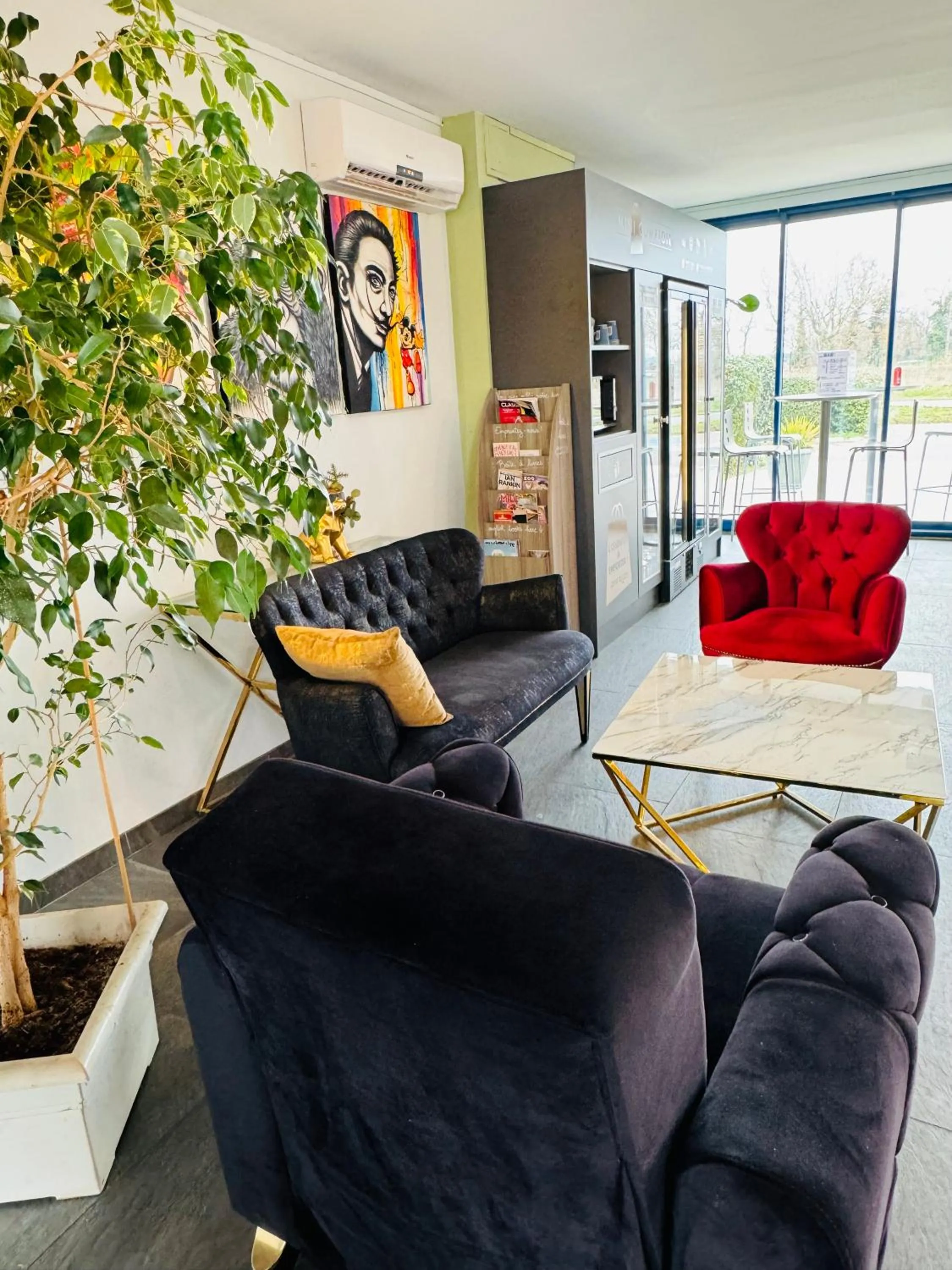 Living room in Kyriad Toulouse Sud - Roques