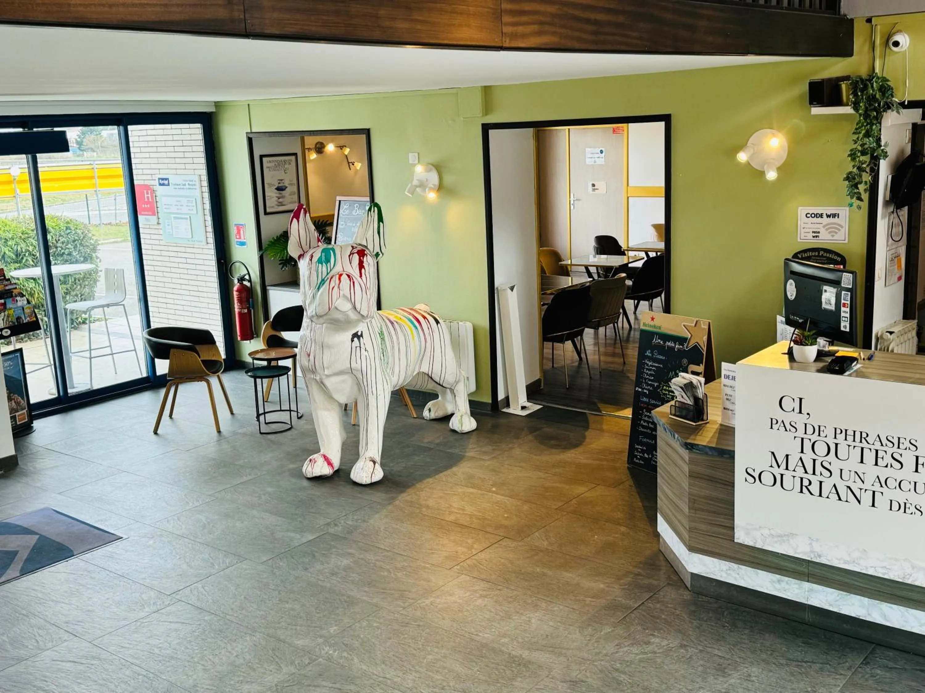 Living room in Kyriad Toulouse Sud - Roques