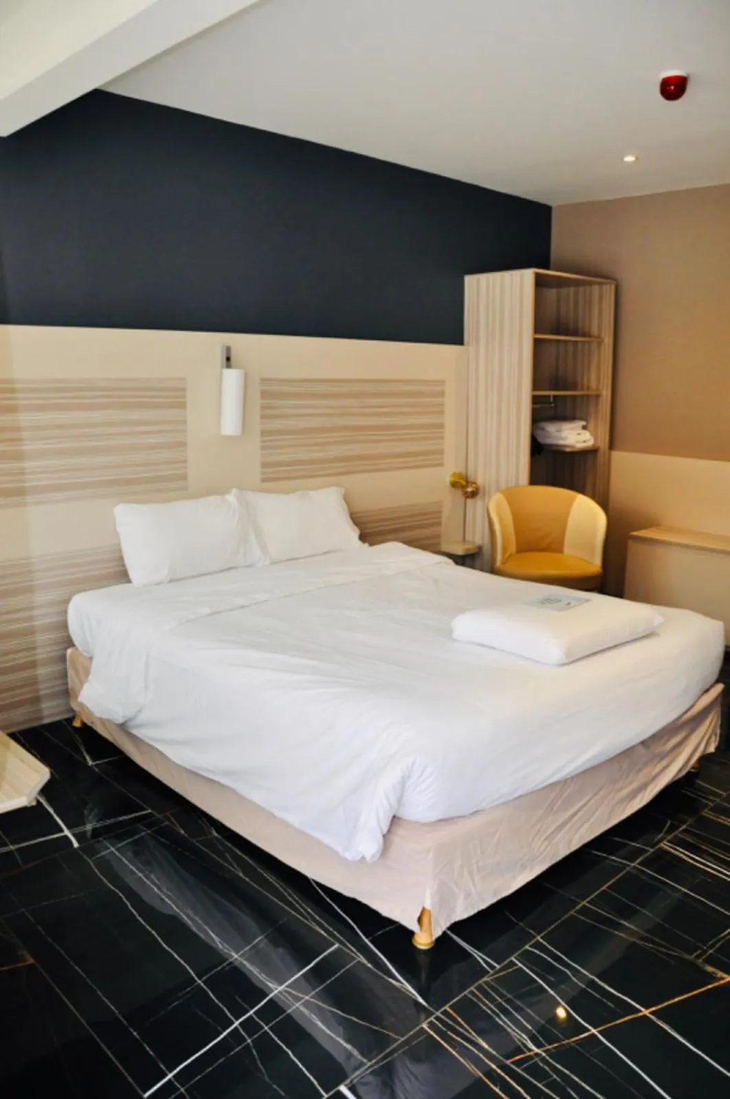 Bedroom, Bed in Kyriad Toulouse Sud - Roques