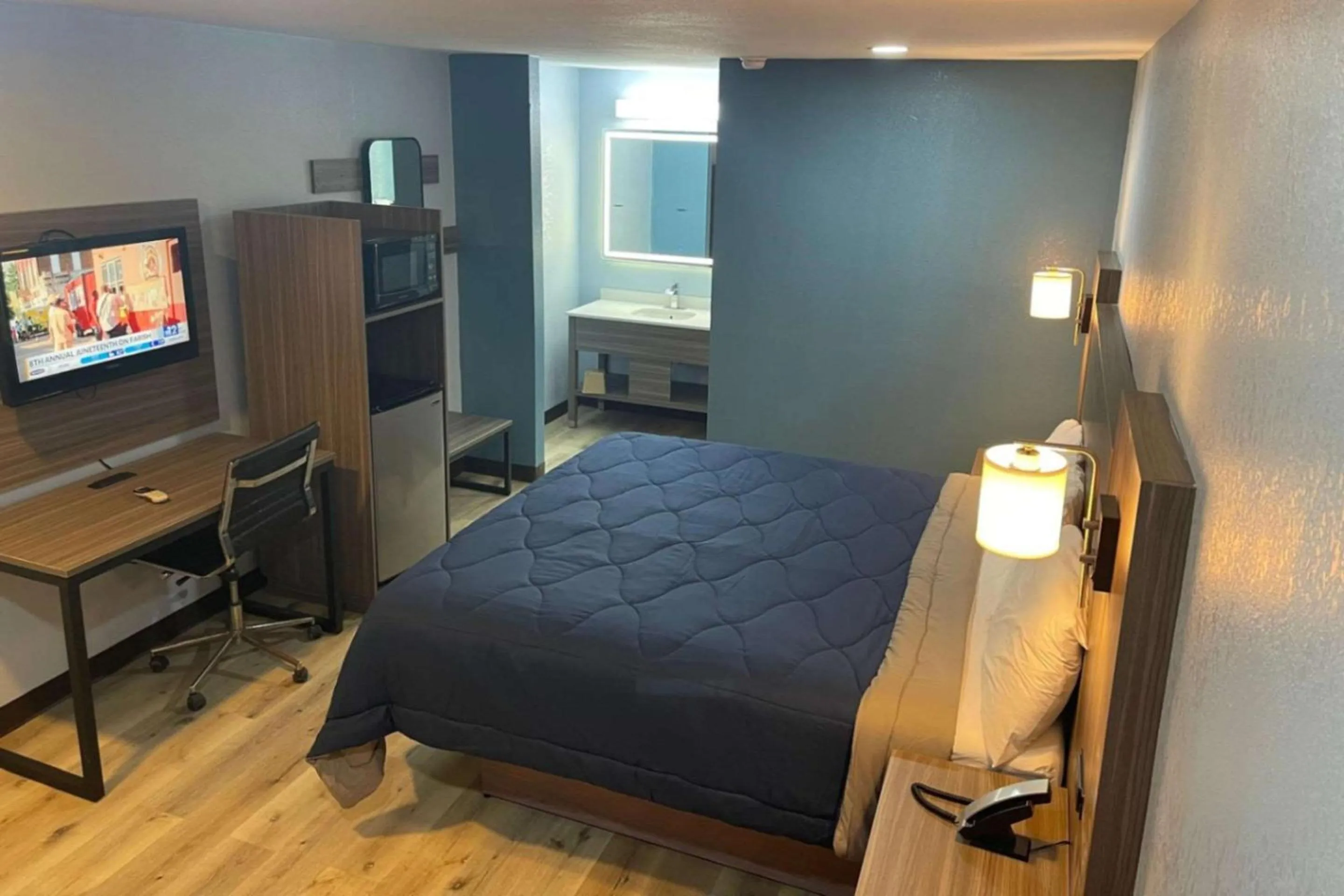 Bedroom, Bed in OYO Hotel Brookhaven MS - I-55