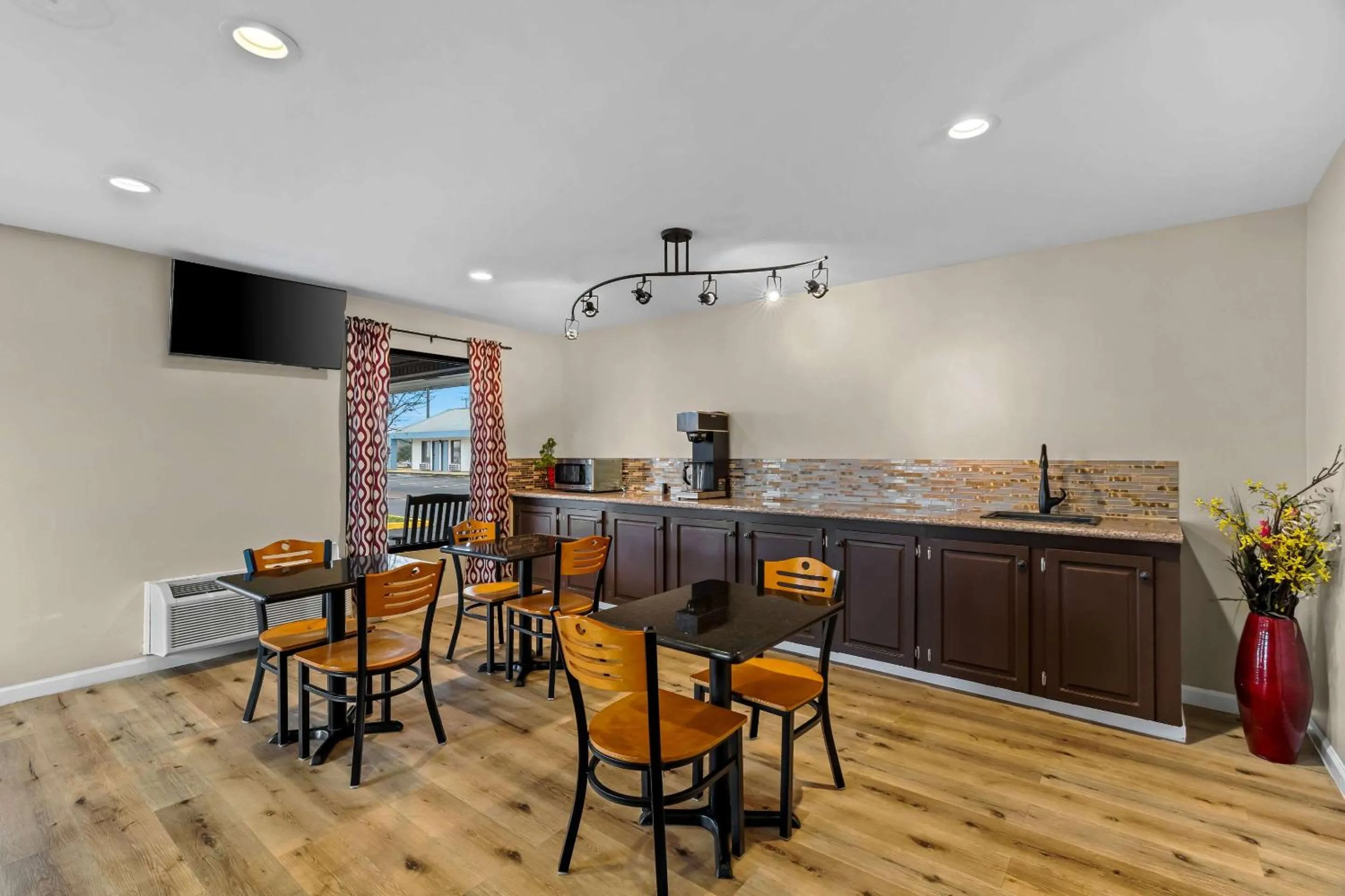 Breakfast in Rodeway Inn & Suites Brookhaven