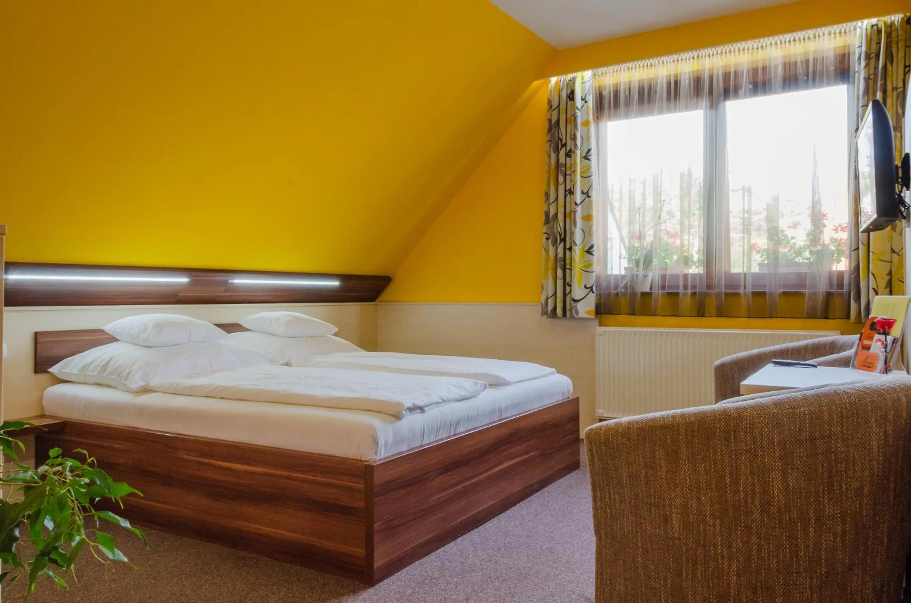 Bedroom, Bed in Hotel Mayer Alsóörs