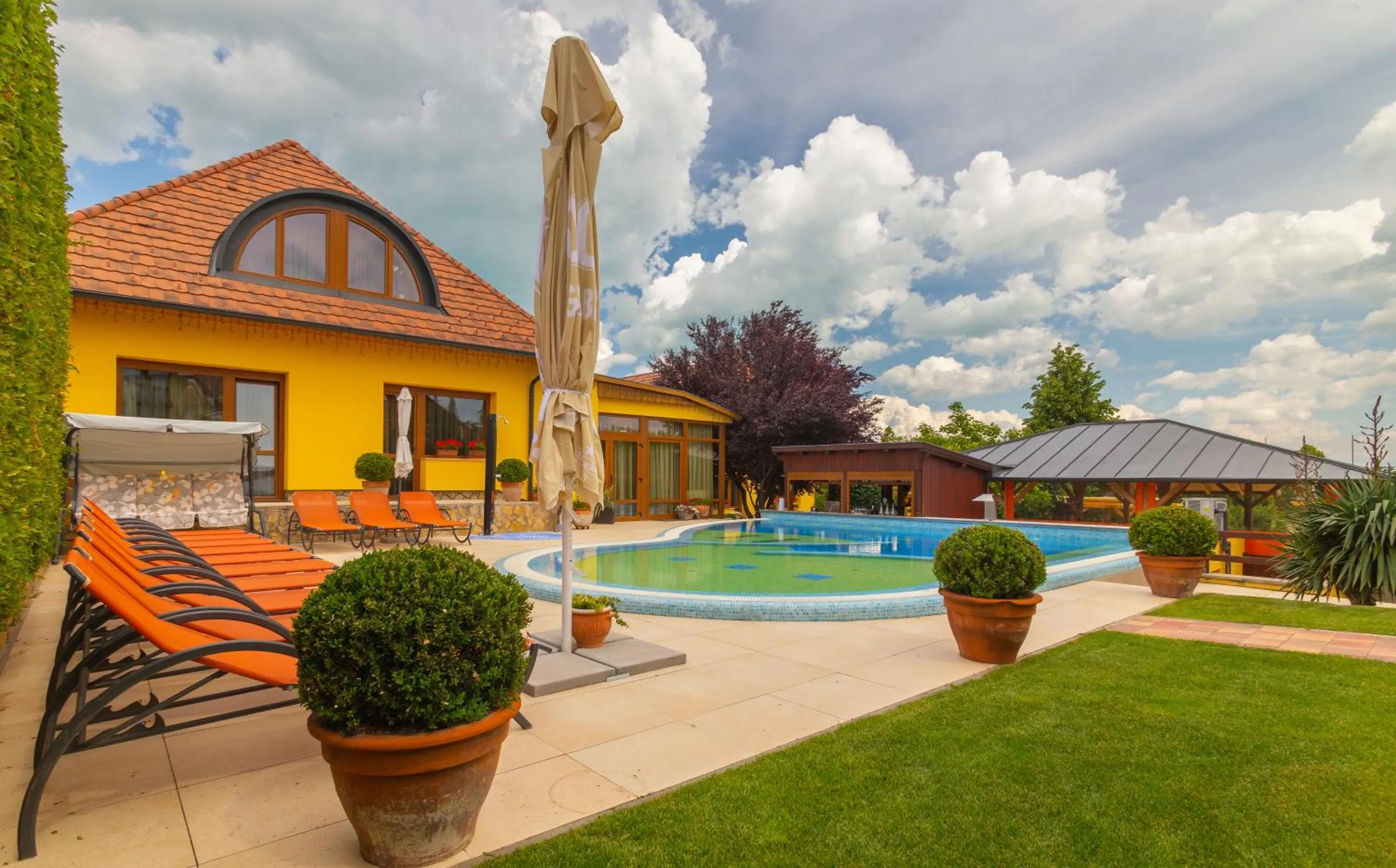 Swimming pool in Hotel Mayer Alsóörs