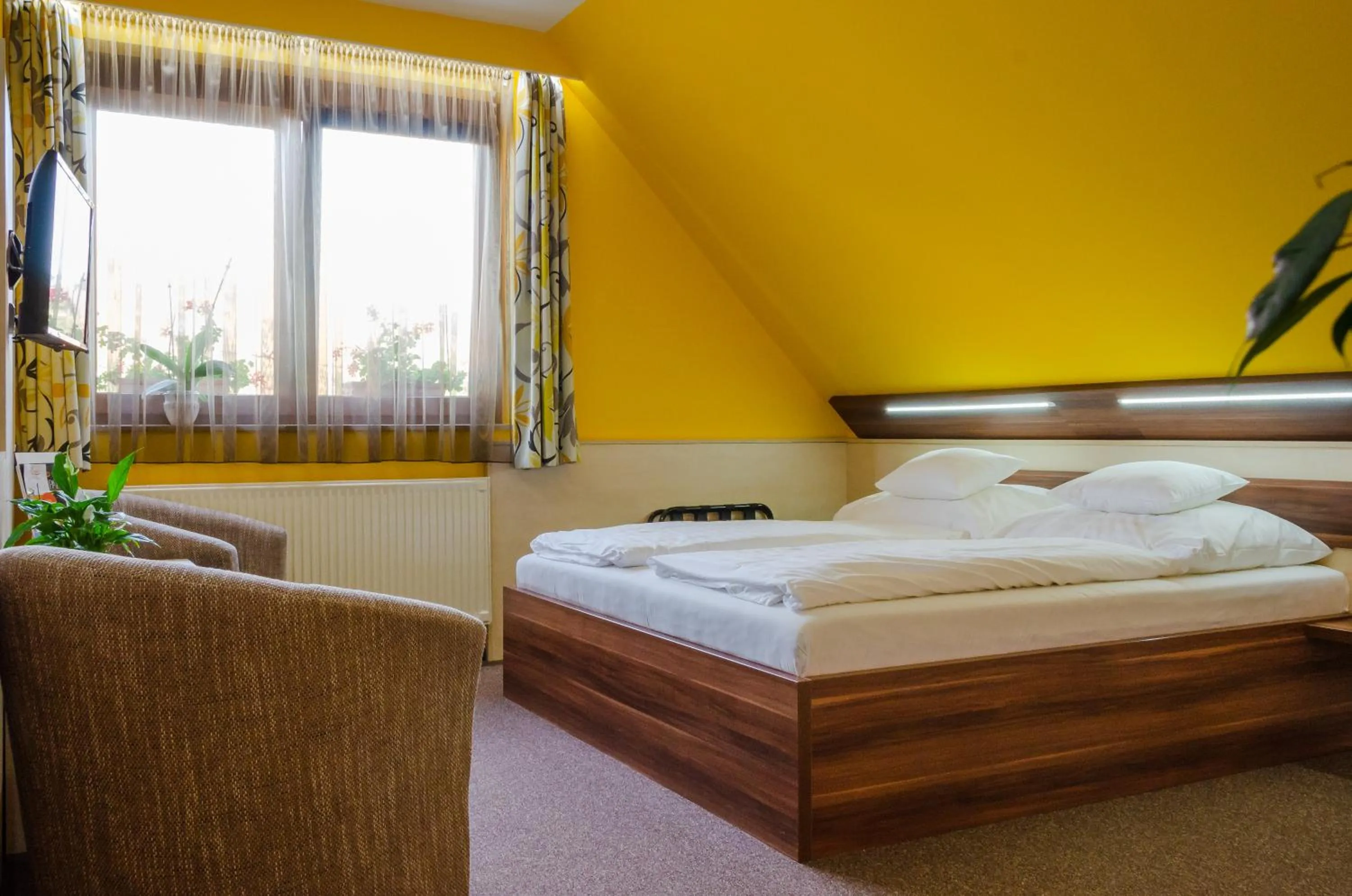 Bedroom, Bed in Hotel Mayer Alsóörs