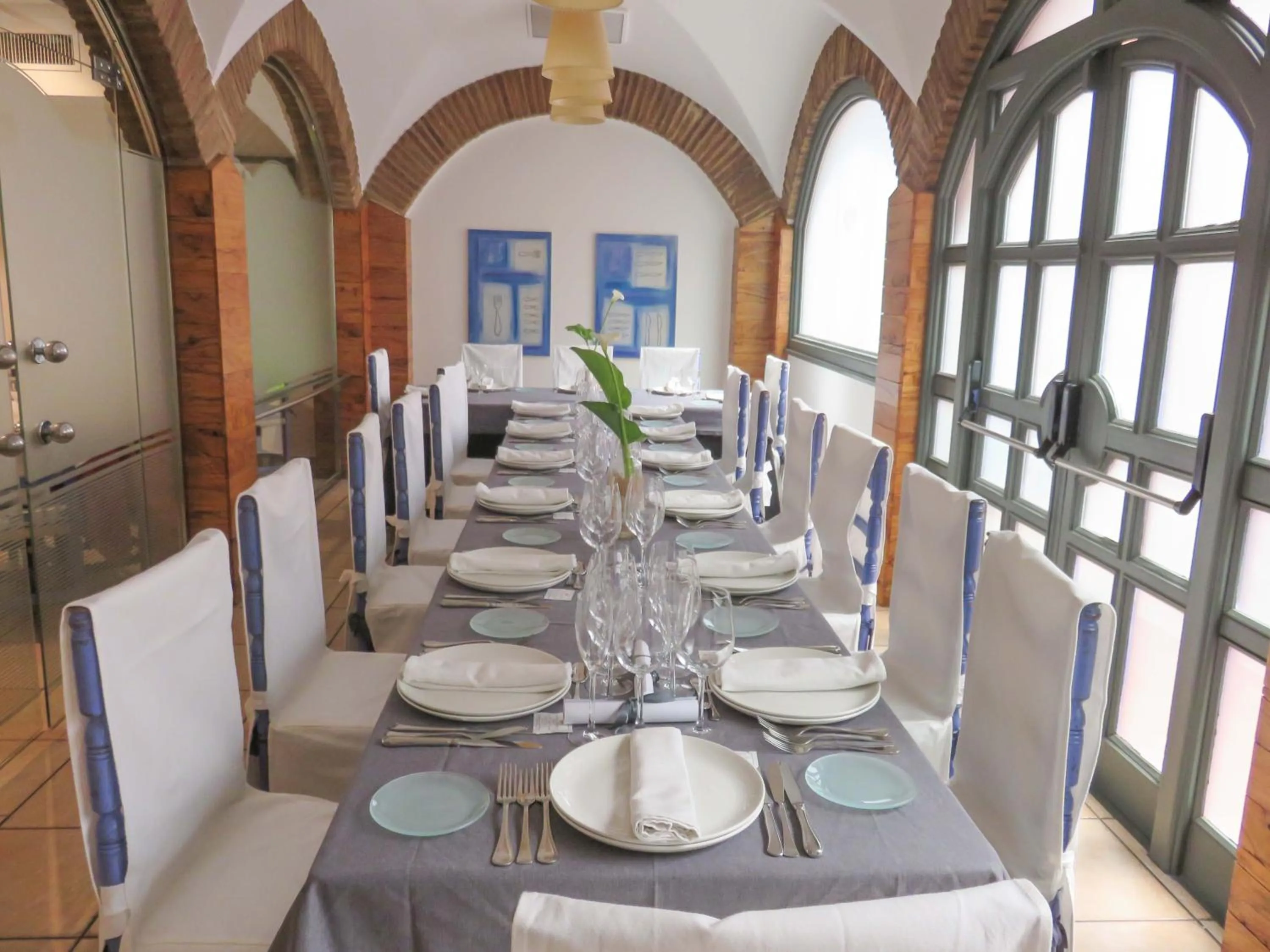 Restaurant/places to eat in Hotel Virrey