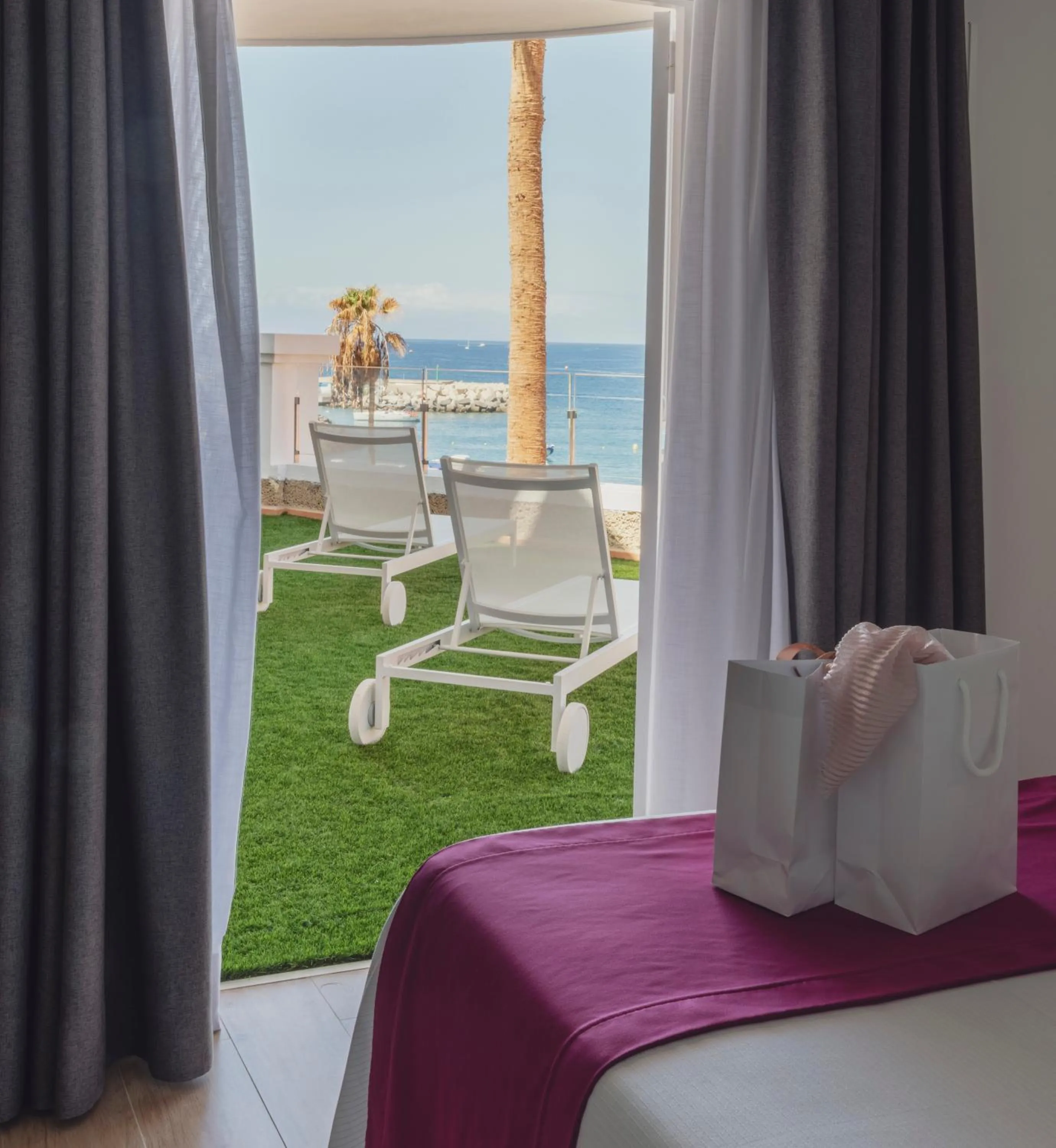 Bedroom, Bed in Flamingo Beach Mate