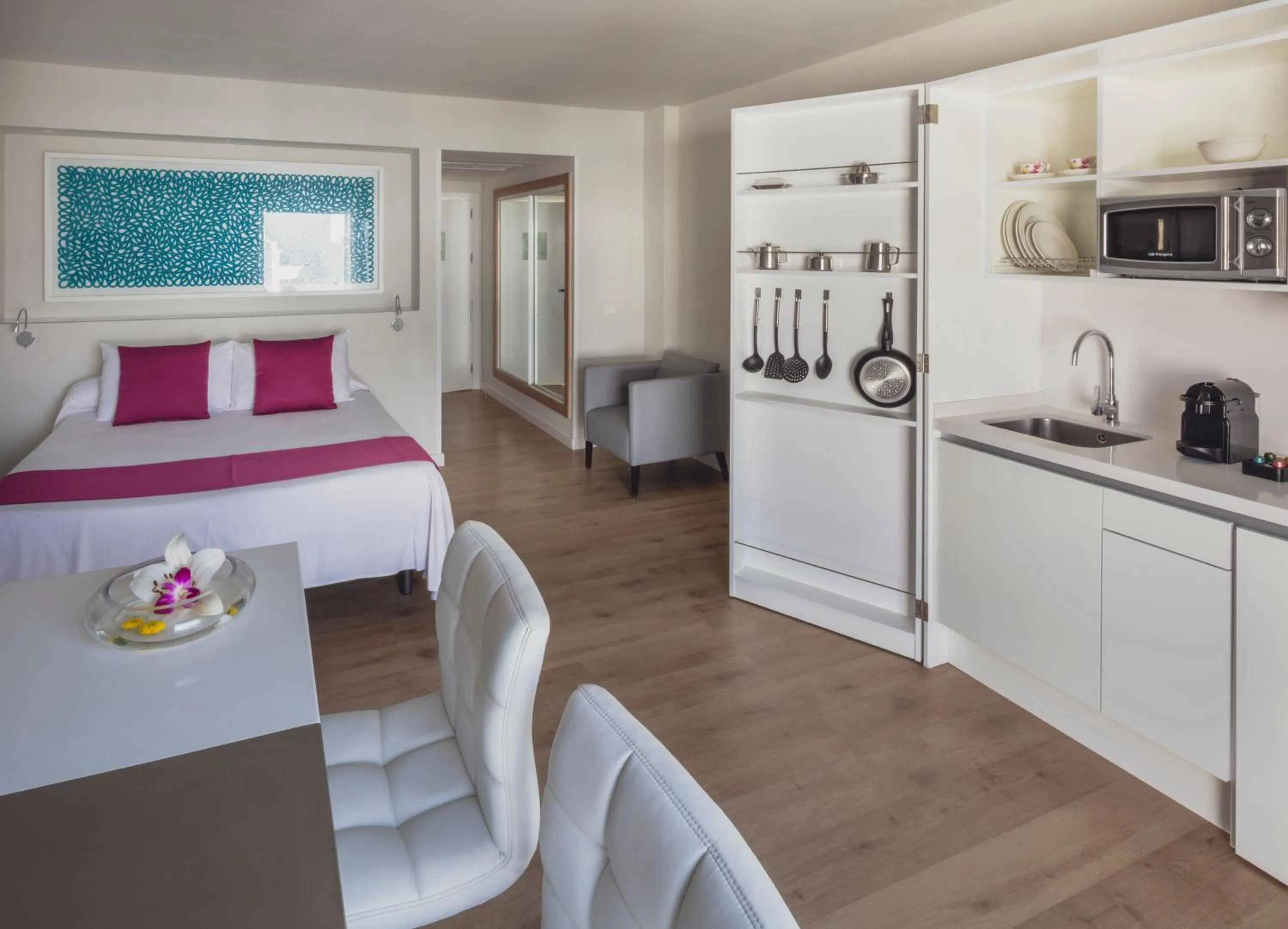 Kitchen or kitchenette, Bed in Flamingo Beach Mate