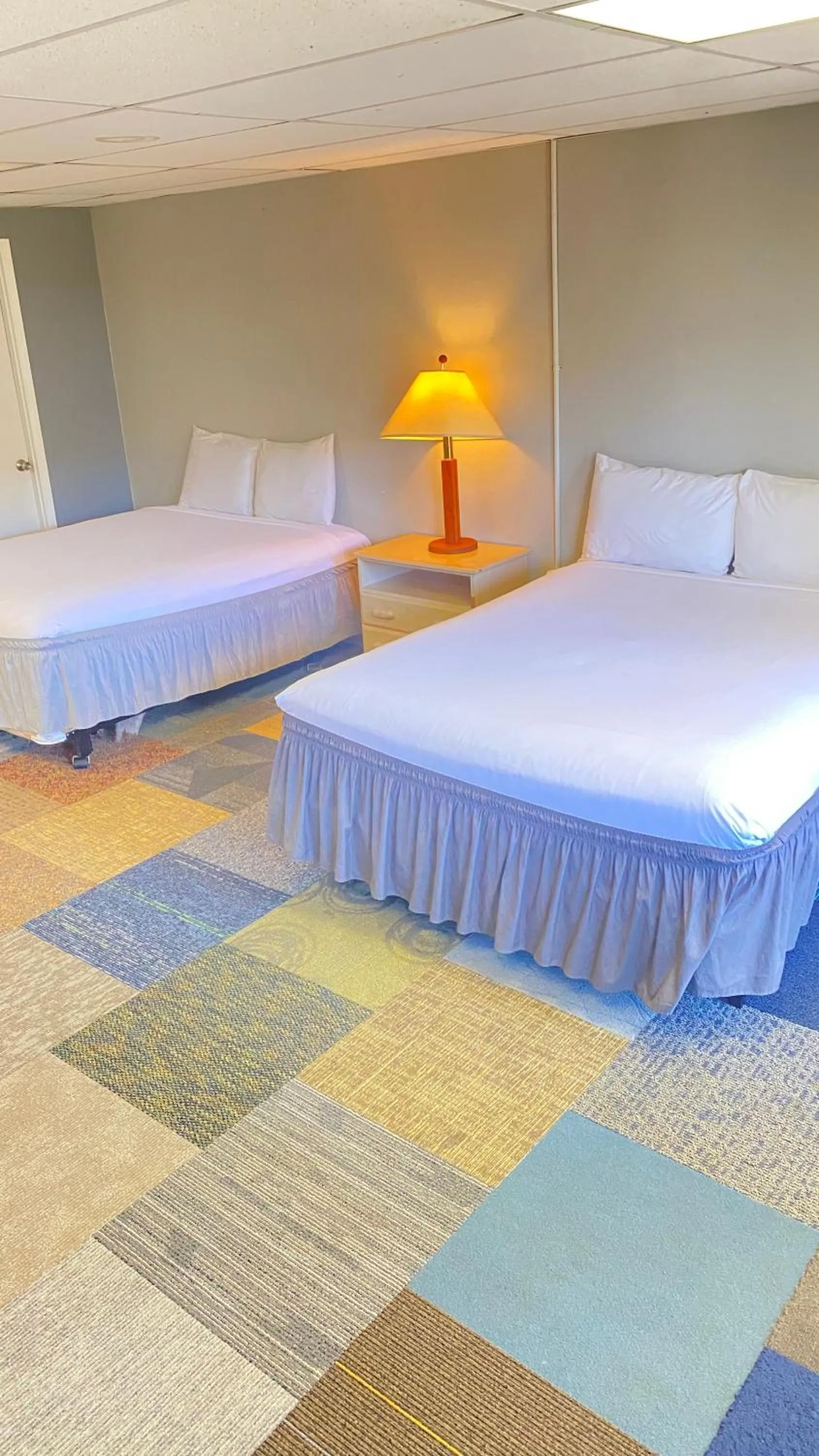 Bed in Ocean Shores Inn & Suites
