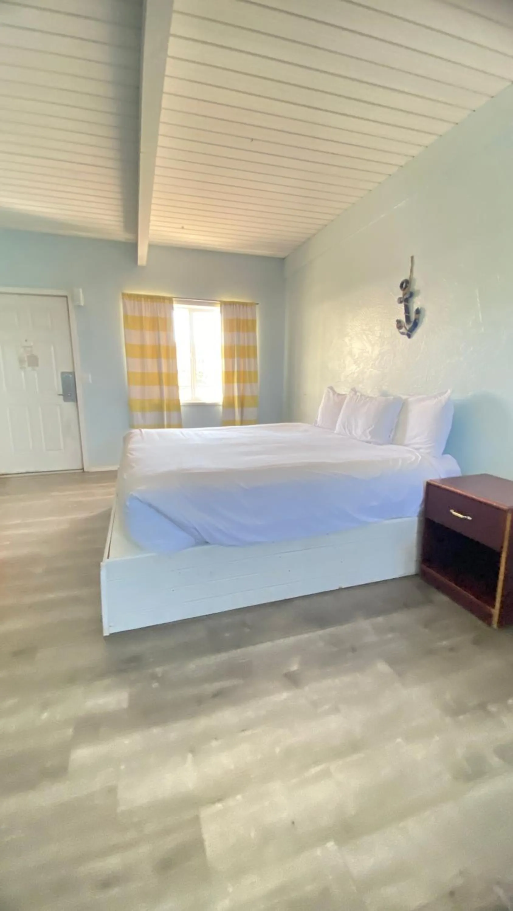 Bed in Ocean Shores Inn & Suites