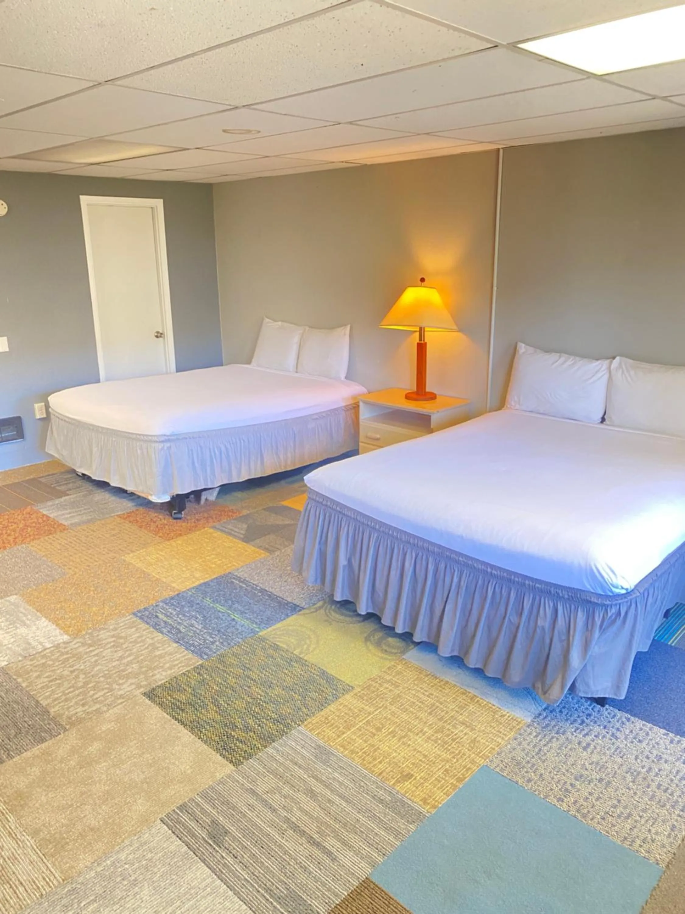 Bed in Ocean Shores Inn & Suites