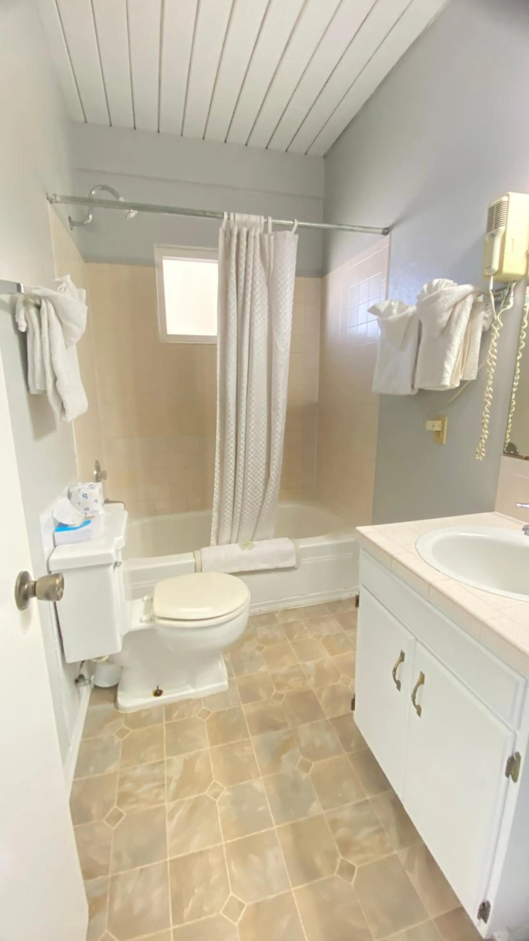 Shower in Ocean Shores Inn & Suites