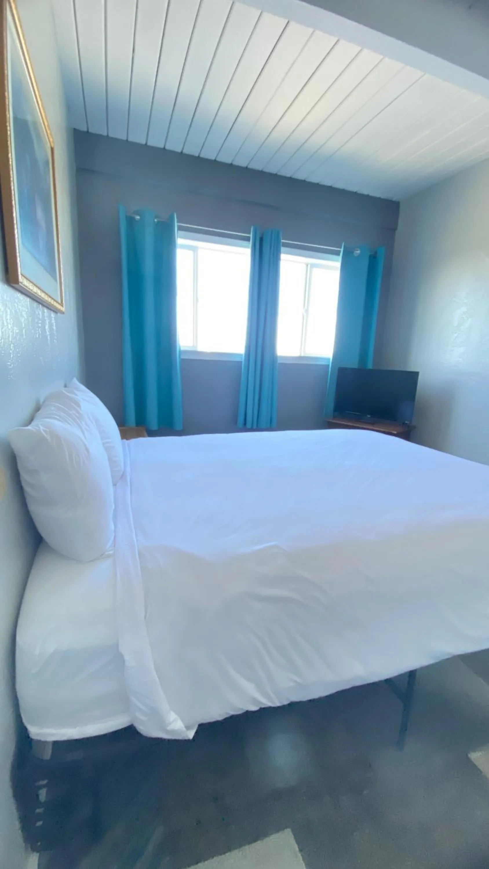 Bed in Ocean Shores Inn & Suites