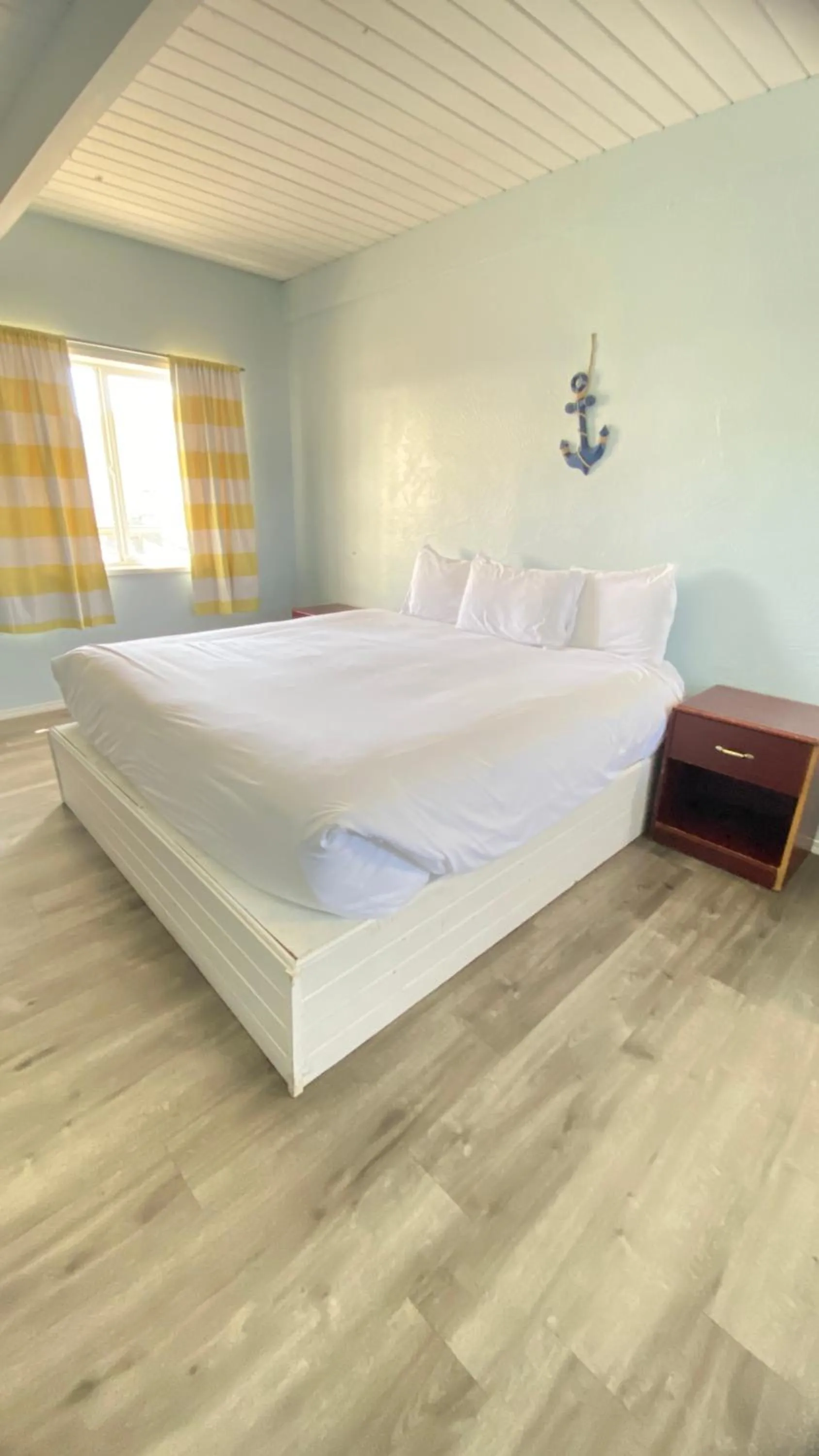 Bed in Ocean Shores Inn & Suites