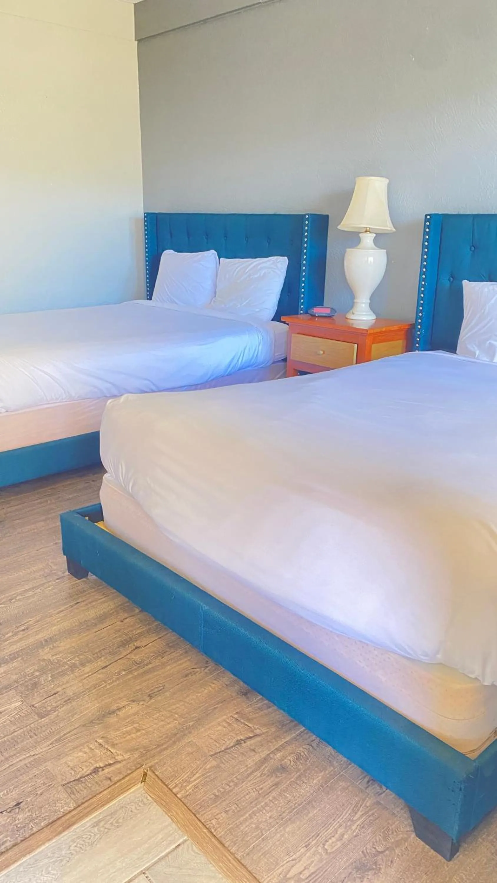 Bed in Ocean Shores Inn & Suites