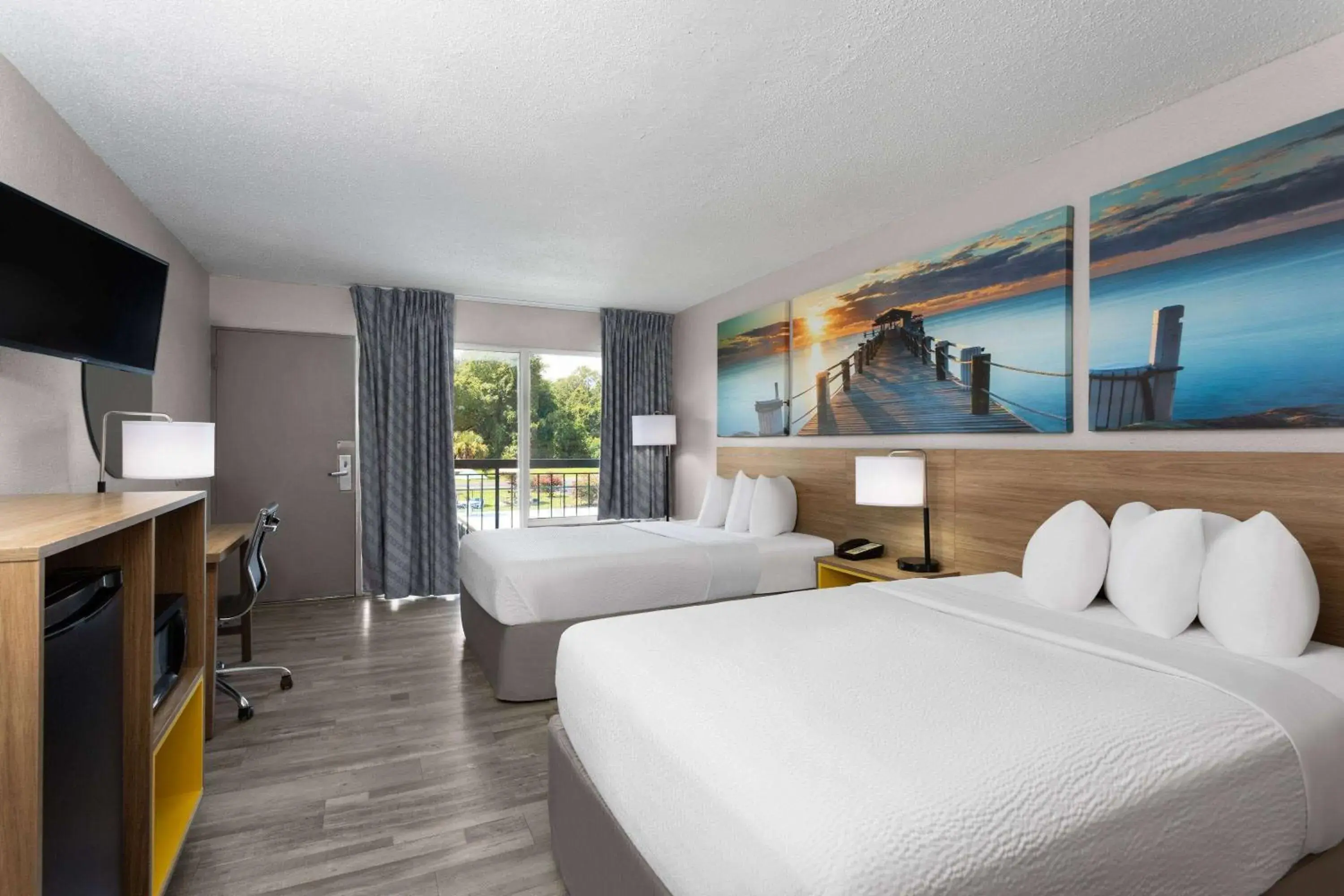 Double Room with Two Double Beds - Smoking in Days Inn by Wyndham Wildwood I-75 Double Room with Two Double Beds - Smoking in Days Inn by Wyndham Wildwood I-75