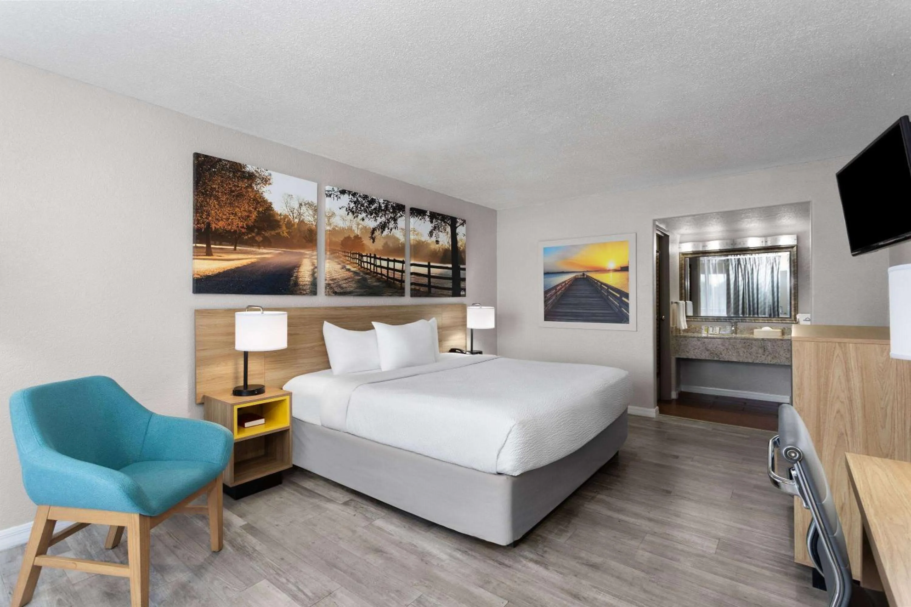 Photo of the whole room, Bed in Days Inn by Wyndham Wildwood I-75