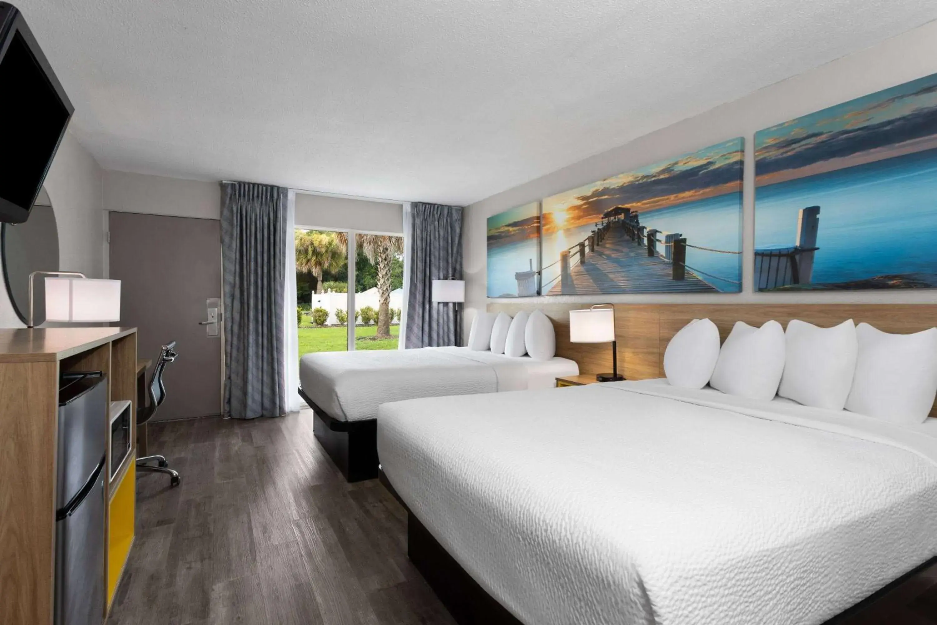 Queen Room with Two Queen Beds - Non-Smoking in Days Inn by Wyndham Wildwood I-75 Queen Room with Two Queen Beds - Non-Smoking in Days Inn by Wyndham Wildwood I-75