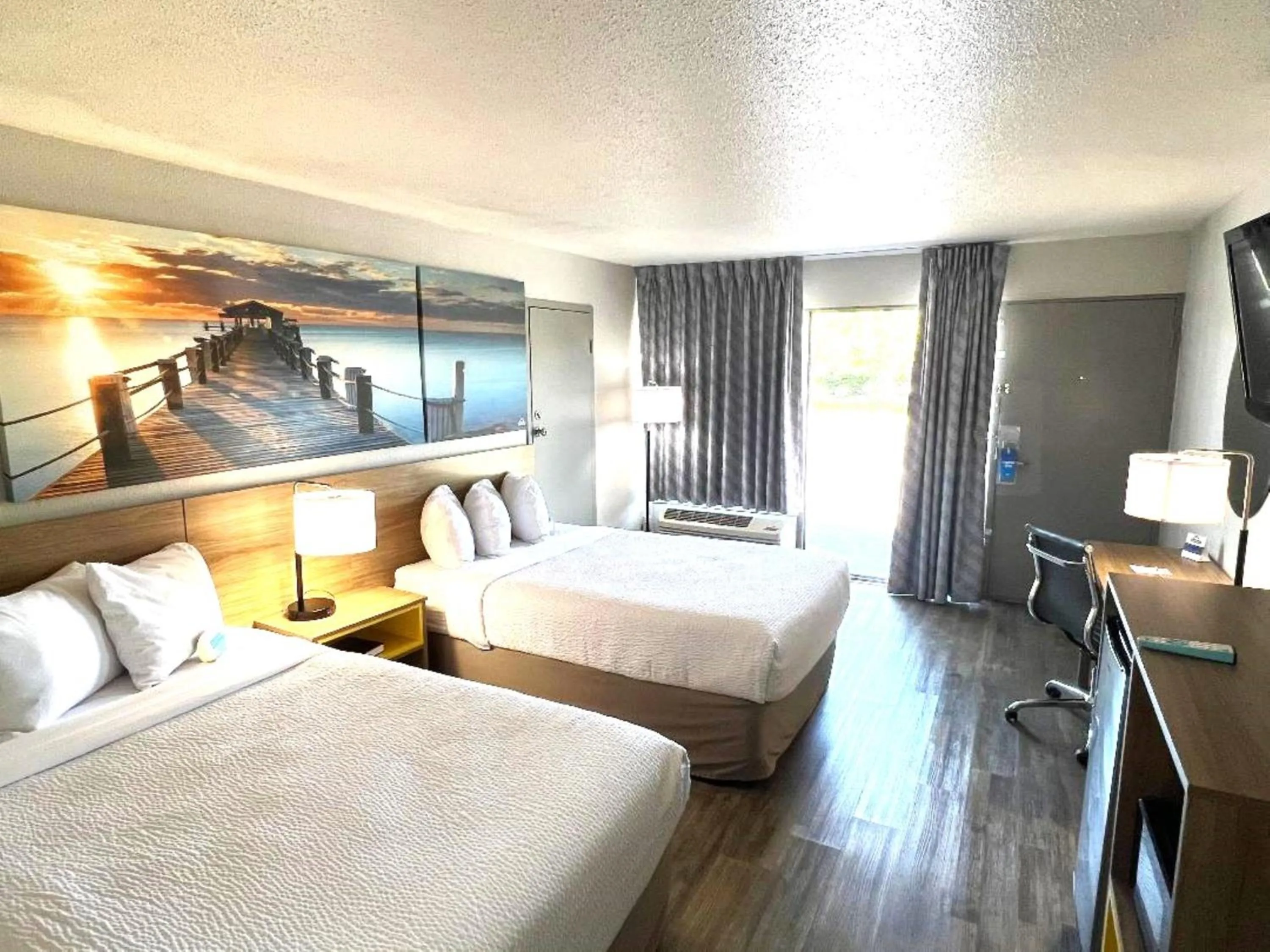 Bed in Days Inn by Wyndham Wildwood I-75