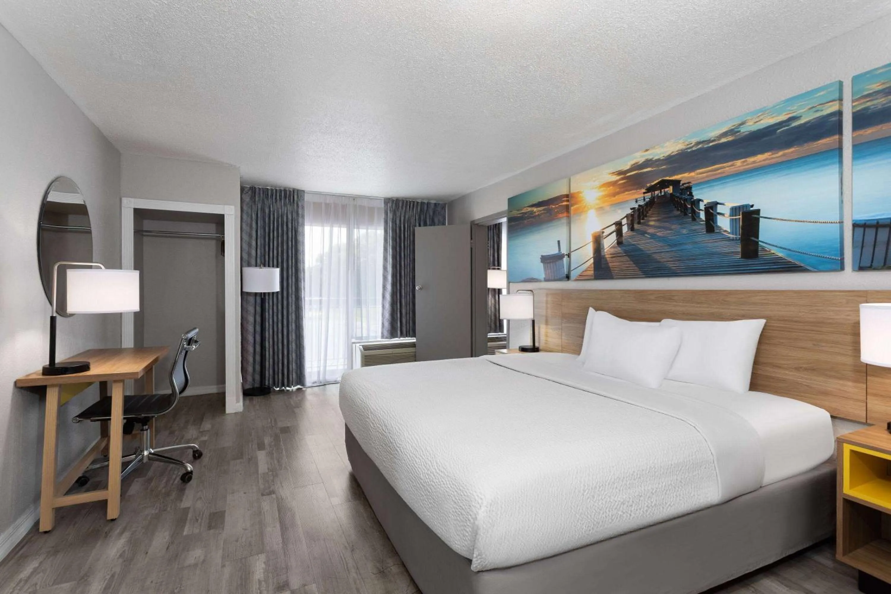 Photo of the whole room, Bed in Days Inn by Wyndham Wildwood I-75