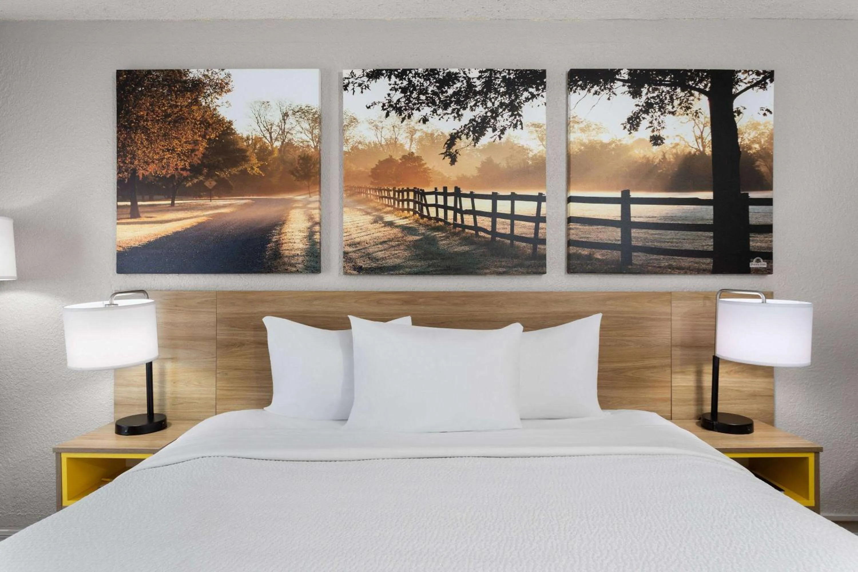 Photo of the whole room, Bed in Days Inn by Wyndham Wildwood I-75