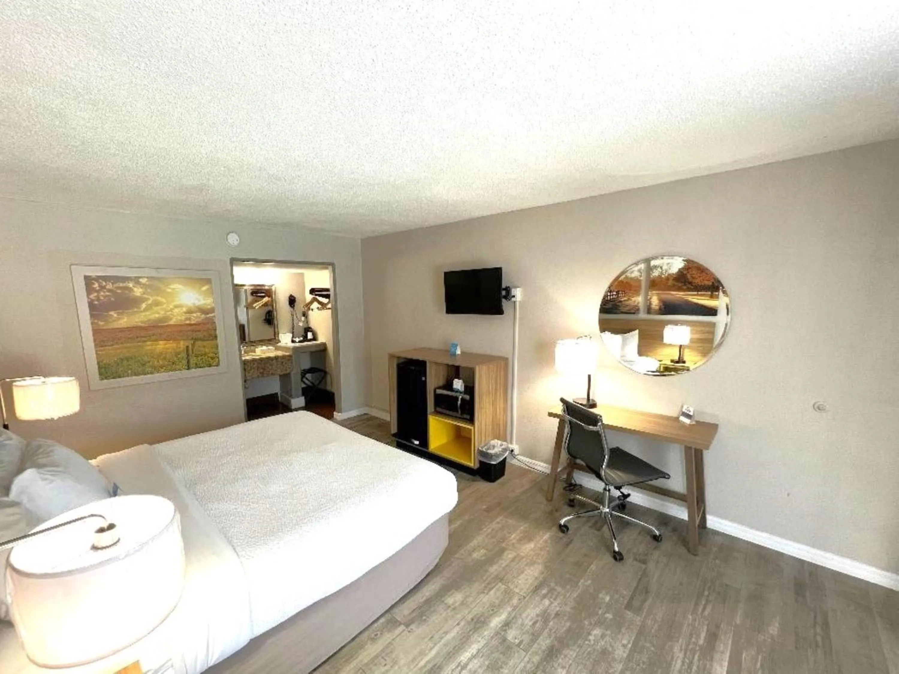 Bed in Days Inn by Wyndham Wildwood I-75