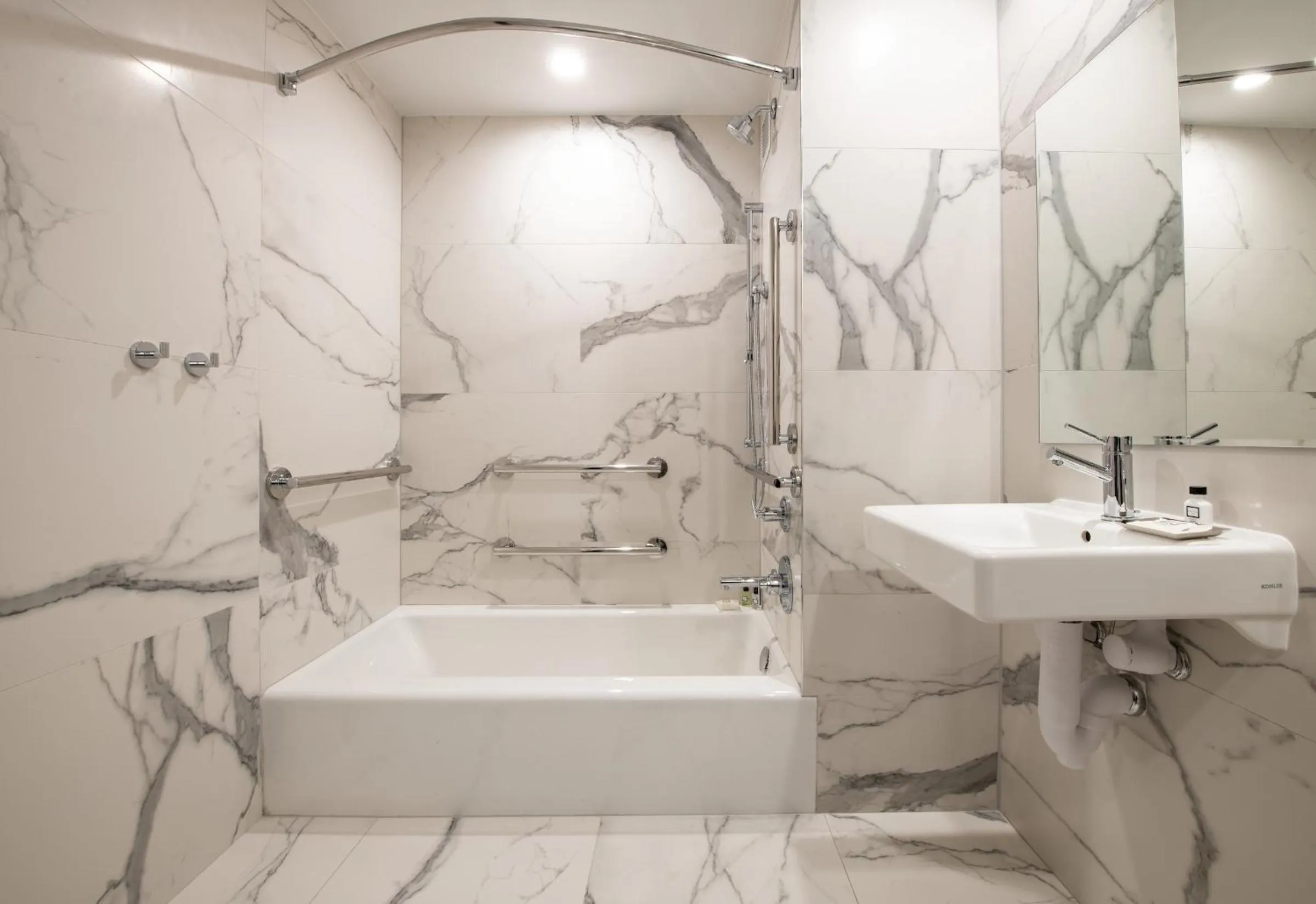 Toilet in Aliz Hotel Times Square