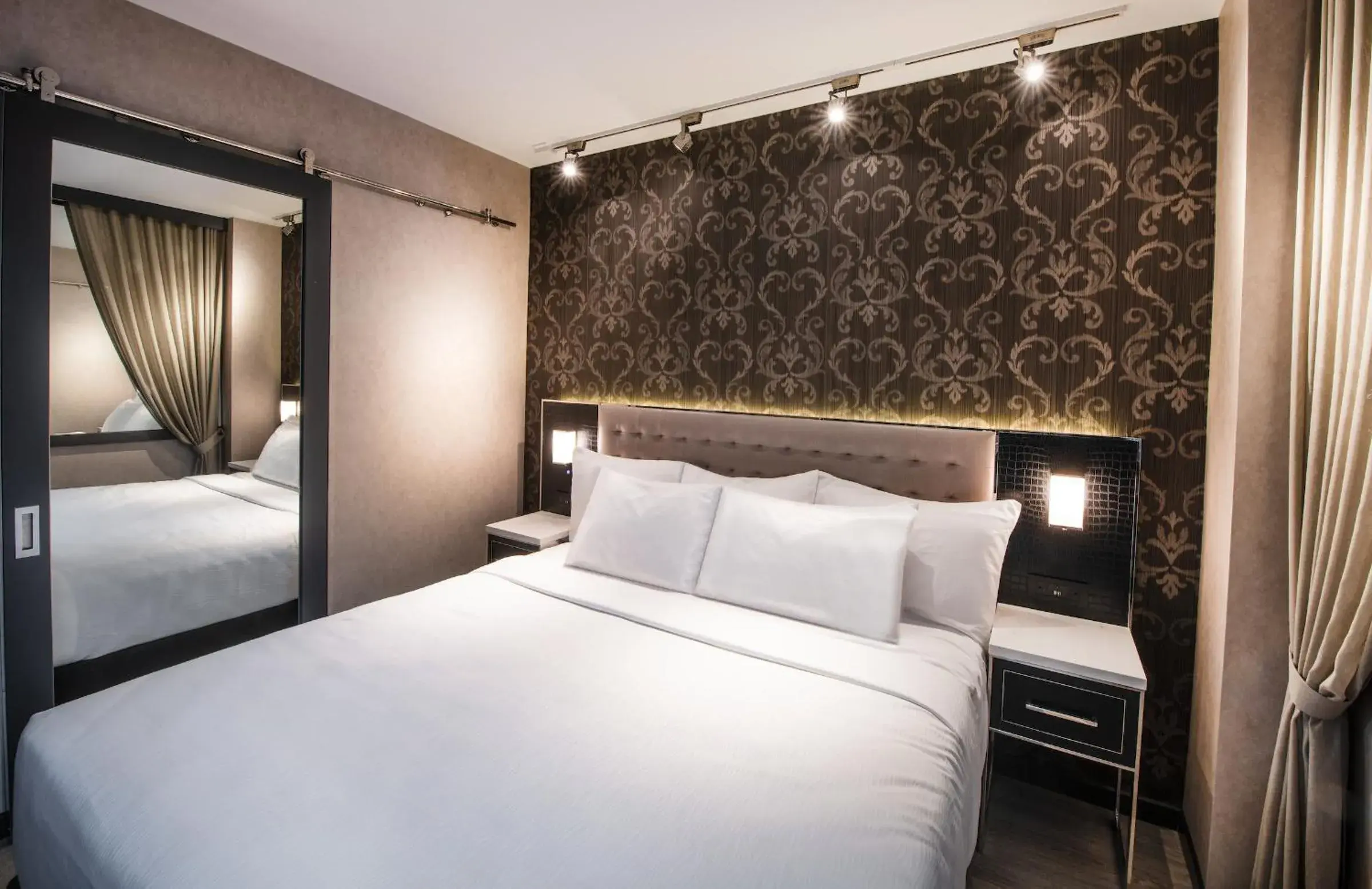 Standard King Guest Room in Aliz Hotel Times Square Standard King Guest Room in Aliz Hotel Times Square