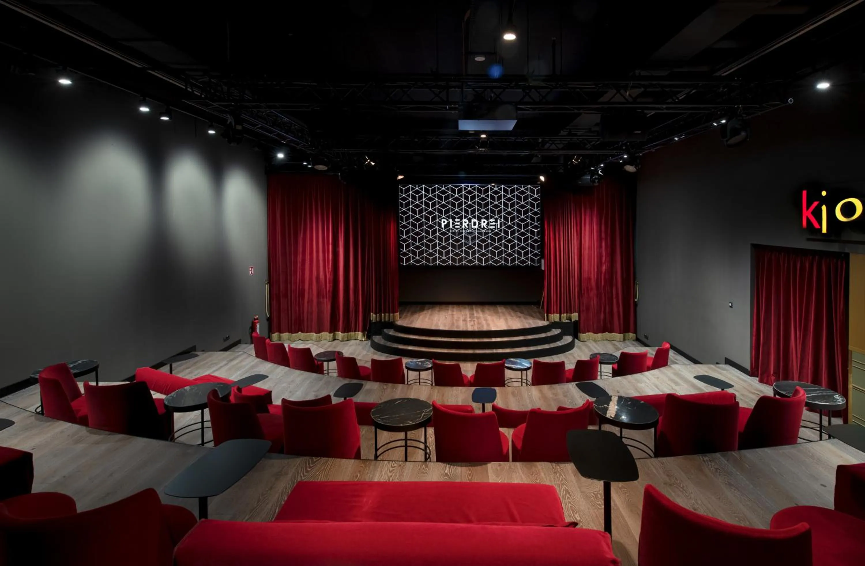 Evening entertainment in PIERDREI Hotel HafenCity Hamburg