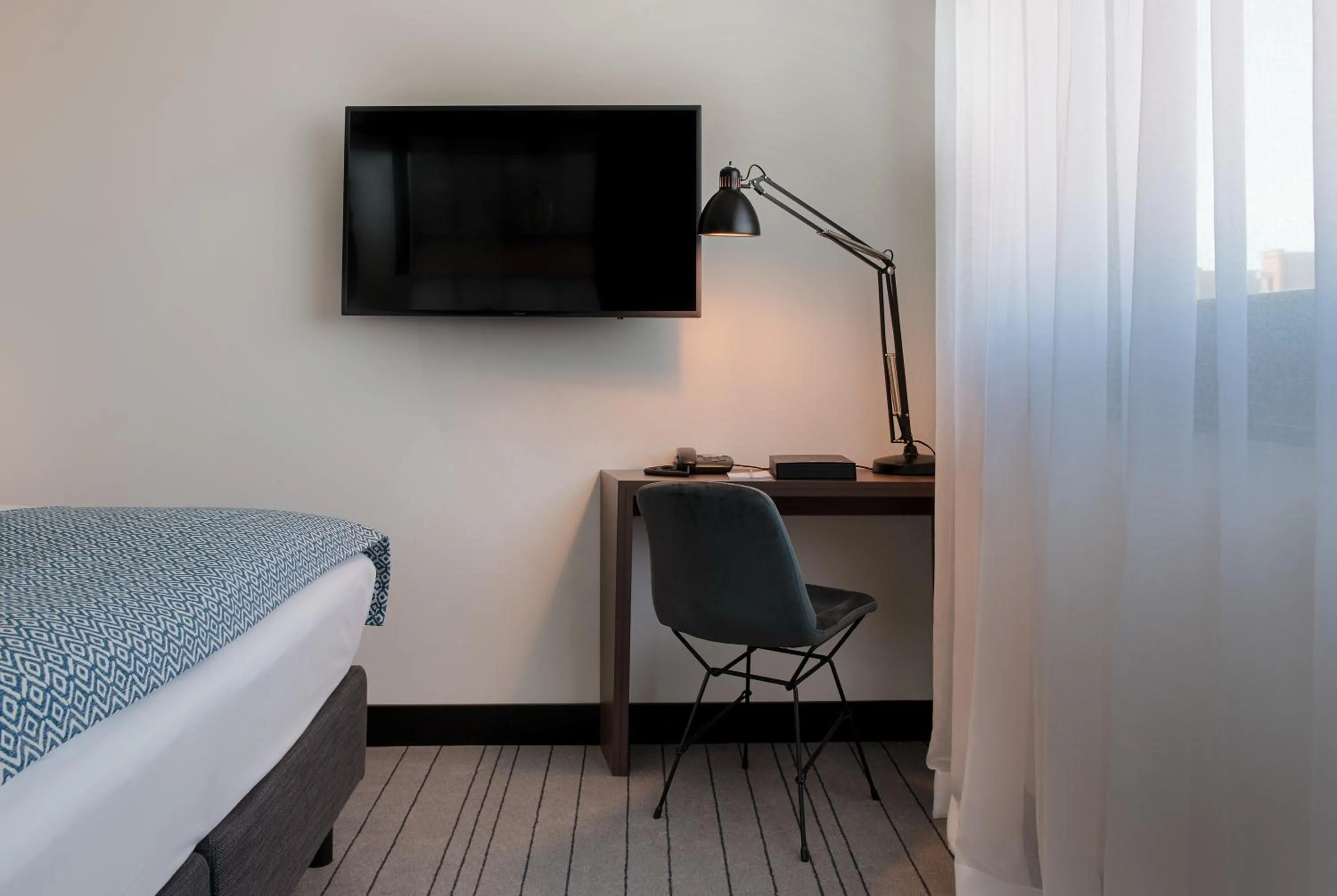 TV and multimedia, Bed in PIERDREI Hotel HafenCity Hamburg